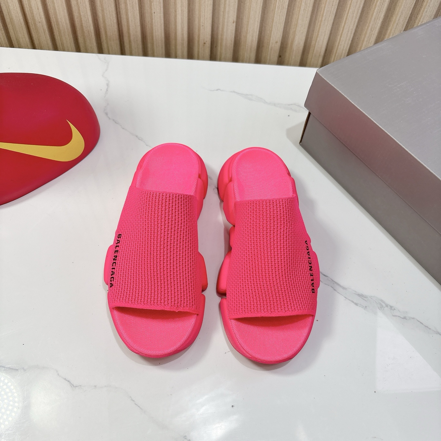 NO:382223,BALENCIAG* Balenciaga Slippers Upgraded Edition launches new socks shoes slippers Original product Not a general version The socks part of the 2.0 version can completely wrap the instep and ankles, Size35-45 original packaging box, slippers, balenciaga, balenciaga, slippers, socks19860909BALENCIAG* 巴黎世家拖鞋 升级版推出Speed 2.0 版本全新袜子鞋拖鞋 原厂货 绝非通版 2.0版的袜子部分可以把脚背和脚踝完全包裹起来,  Size35-45 原版包装盒,拖鞋,balenciaga,balenciaga,slippers,socks,Women's Shoes