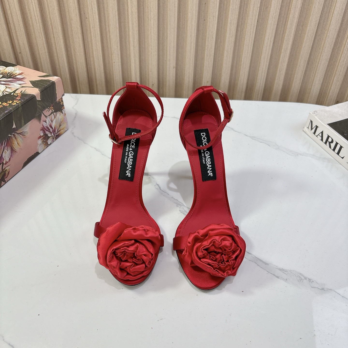 NO:382233,DOLCE & GABBANA 25vs spring and summer sandal series... [Round high heel sandals] Original 1:1 customization, the most fashionable and popular retro British style this year, simple and atmospheric, beautiful, very comfortable, fashionable and versatile... Original custom silk upper, original imported silk inner lining original imported sheepskin footbed original imported sheepskin heel height 10cm size 35-39 (40 customization without return and exchange) original packaging, high heels sandals, Dolce & Gabbana, Dolce & Gabbana, sandals, high heels, sheepskin, real silk19860909DOLCE & GABBANA 杜嘉班纳 25vs春夏爆款凉鞋系列…【圆头高跟凉鞋】 原版1:1定制,今年最潮最流行复古英伦风,简约大气,款款都好看,非常舒适,时尚百搭…… 鞋面原版定制真丝 内里原版进口羊皮 垫脚原版进口羊皮 跟高10cm 码数35-39（40定制不退换） 包装原版全套包装,高跟鞋凉鞋,Dolce&Gabbana,Dolce&Gabbana,sandals,high heels,sheepskin,real silk,Women's Shoes