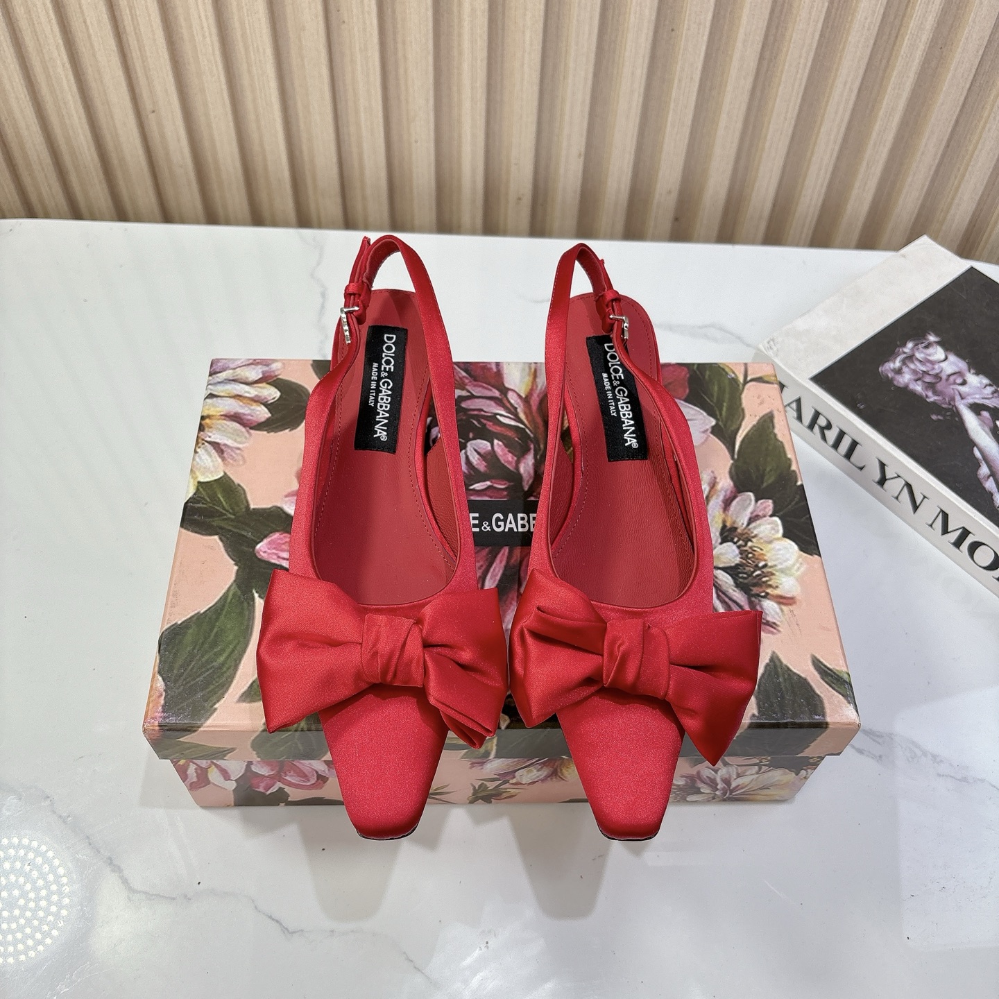 NO:382195,DOLCE & GABBANA 25vs spring and summer hot single shoe series... [Small square head bow single shoe] Original 1:1 customization, the most fashionable and popular retro British style this year, simple and atmospheric, all look good, very comfortable, fashionable and versatile... Original custom silk upper, original imported sheepskin inner lining original imported sheepskin foot pad original imported sheepskin heel height 1.5cm size 35-39 (40.41 customization without return) Packaging original full set of packaging, high heels sandals, Dolce & Gabbana, Dolce & Gabbana, sandals, high heels, sheepskin, real silk19860909DOLCE & GABBANA 杜嘉班纳 25vs春夏爆款单鞋系列…【小方头蝴蝶结单鞋】 原版1:1定制,今年最潮最流行复古英伦风,简约大气,款款都好看,非常舒适,时尚百搭…… 鞋面原版定制真丝 内里原版进口羊皮 垫脚原版进口羊皮 跟高1.5cm 码数35-39（40.41定制不退换） 包装原版全套包装,高跟鞋凉鞋,Dolce&Gabbana,Dolce&Gabbana,sandals,high heels,sheepskin,real silk,Women's Shoes