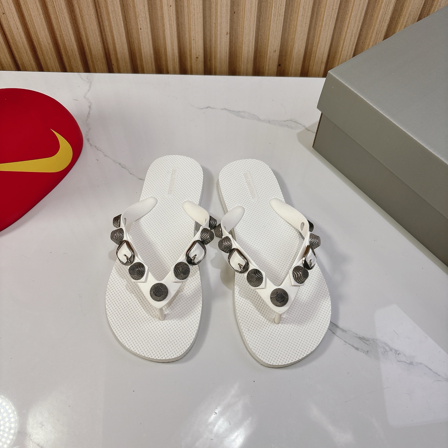 NO:446411,Balenciaga 25ss Spring and Summer New rivets Flip Flops Sandals Balenciaga's very classic rivet design is very sexy, and the wild self with rivets!  It is full of unruly style, with the special natural patterns on the inner upper clear and delicate, and has a natural beauty!  It's very feminine to wear!  The new colors are also very beautiful!  Size 35-39 (40. Customized non-return and exchange), split-toe shoes, balenciaga, balenciaga, sandals19860909Balenciaga 巴黎世家 25ss春夏新款 铆钉 人字拖 凉鞋 巴黎世家非常经典的铆钉设计,非常性感,搭配铆钉的狂野自我！ 不羁风格满满,内里鞋面的特殊天然纹路清晰细腻,有一种自然美感！ 上脚特别有女人味！上新的新色搭配也都非常好看！ 码数35-39（40.定制不退换),分趾鞋,balenciaga,balenciaga,sandals,Women's Shoes