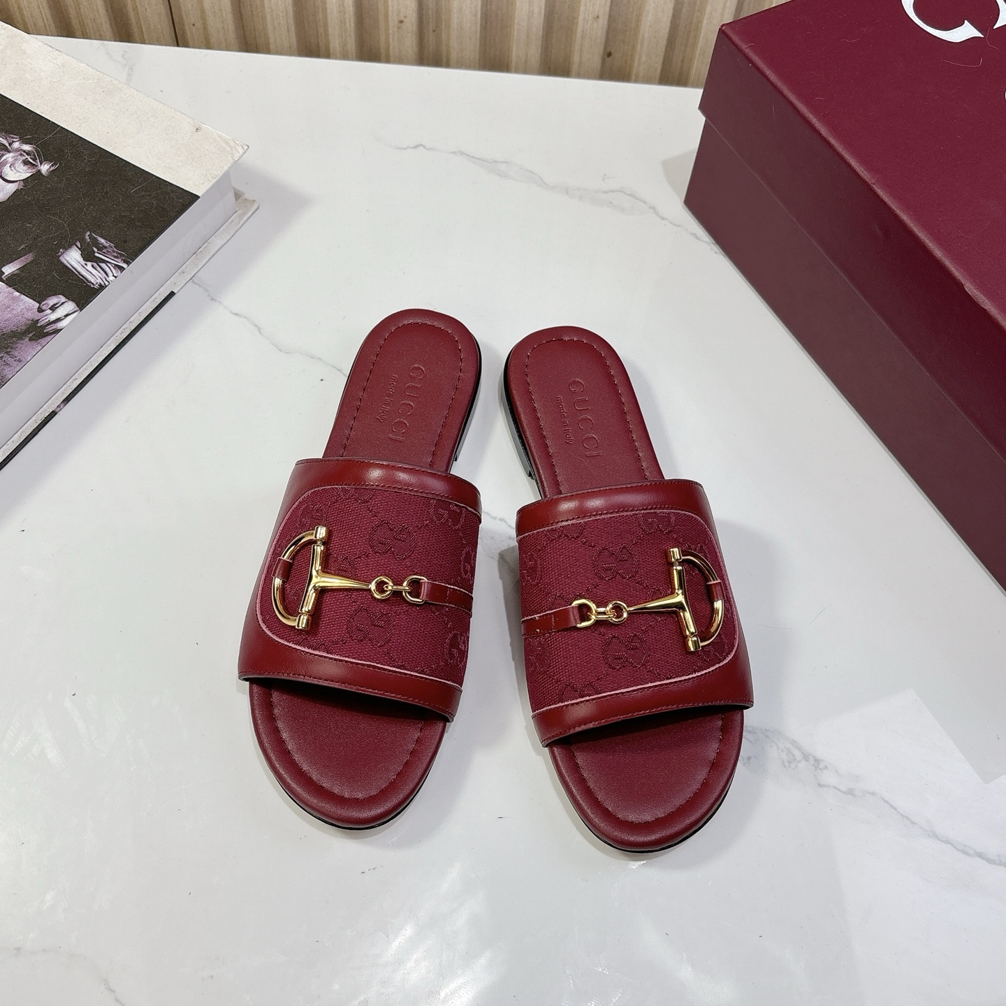 NO:392280,G*ucci Gu*chi 2025vs Spring and Summer Latest Popular Sandal Series... [Double G-buckle Flat-soled Sandals] Original single quality Original European style, the foot is perfectly worn with this shoe, elegant and elegant, crystal clear, no matter the material of various accessories, it is unique to the home, and it must be made from the original version at zero distance. The entire series is full of exciting and unexpected elements, the quality of different materials, the texture of the skin and the material expression, and has a strong artistic atmosphere... Upper: Custom imported fabric Inner: Custom imported sheepskin Foot pad: Custom imported sheepskin Outsole: Italian original color genuine leather outsole Heel height: 1.0cm Packaging: Original full package Size: 35-39 (40.41.42 Customized without return), slippers, sandals, slippers, sheepskin, Leather  soles19860909G*ucci古*驰2025vs春夏最新爆款凉鞋系列……【双G扣平底凉拖】 原单品质 原汁原味的欧式风格,上脚非常完美穿搭上配此鞋,优雅大方,晶莹剔透,无论种各配件材质,都是家独一比一定制,必到做原版零距离,整系个列都充了满令兴人奋意和外的元结素合,不同材的质,肌的理面的料表现,具有极的浓艺术气息…… 鞋面:定制进口布料 内里:定制进口羊皮 垫脚:定制进口羊皮 大底:意大利原色真皮大底 跟高:1.0cm 包装:原版全套包装 码数:35-39(40.41.42定制不退换),拖鞋,sandals,slippers,sheepskin,Leather soles,Women's Shoes