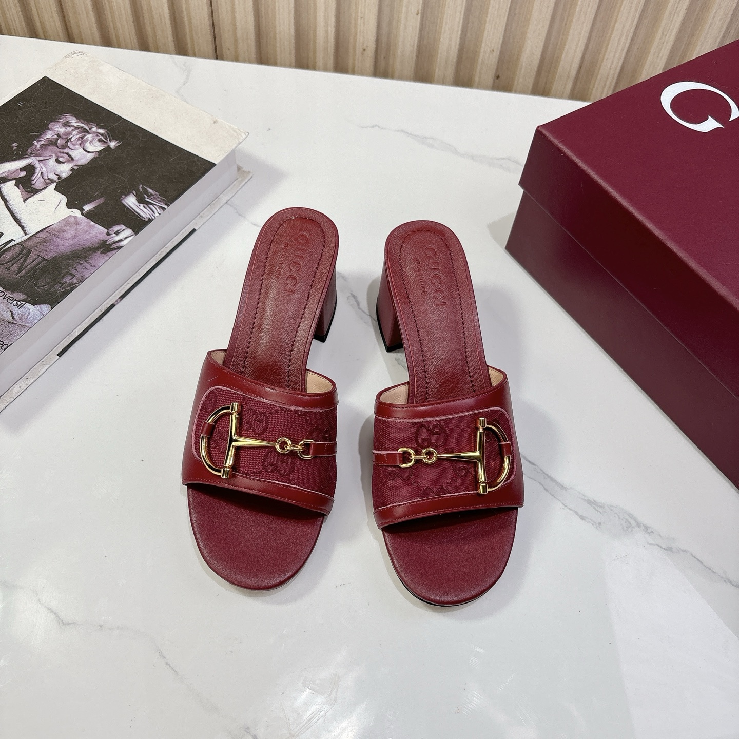 NO:392285,G*ucci Gu*chi 2025vs Spring and Summer latest hit sandal series... [Double G-button thick heel sandals] Original single quality Original European style, the foot is perfectly worn with this shoe, elegant and elegant, crystal clear, no matter the material of various accessories, it is unique to the home, and it must be made from the original version at zero distance. The entire series is full of exciting and unexpected elements, the quality of different materials, the texture of the skin and the material expression, and has a strong artistic atmosphere... Upper: Custom imported cowhide fabric Inner: Custom imported sheepskin Foot pad: Custom imported sheepskin Outsole: Italian original color genuine leather outsole Heel height: 5.5cm Packaging: Original full set packaging  Number of codes: 35-39 (40.41.42 Customized without return or exchange), slippers, sandals, slippers, cowhide, sheepskin, Leather soles19860909G*ucci古*驰2025vs春夏最新爆款凉鞋系列……【双G扣粗跟凉拖】 原单品质 原汁原味的欧式风格,上脚非常完美穿搭上配此鞋,优雅大方,晶莹剔透,无论种各配件材质,都是家独一比一定制,必到做原版零距离,整系个列都充了满令兴人奋意和外的元结素合,不同材的质,肌的理面的料表现,具有极的浓艺术气息…… 鞋面:定制进口牛皮布料 内里:定制进口羊皮 垫脚:定制进口羊皮 大底:意大利原色真皮大底 跟高:5.5cm 包装:原版全套包装 码数:35-39(40.41.42定制不退换),拖鞋,sandals,slippers,cowhide,sheepskin,Leather soles,Women's Shoes