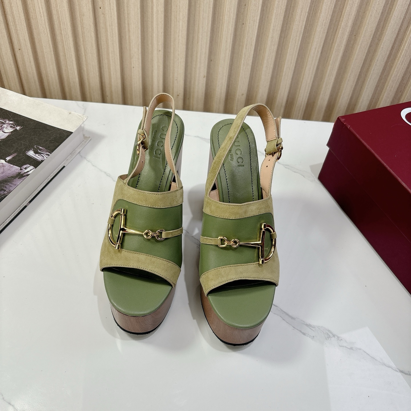 NO:392270,G*ucci Gu*chi 2025vs Spring and Summer Latest Popular Sandal Series... [Diamond High Heel Sandals] Original single quality Original European style, the foot is perfectly worn with this shoe, elegant and elegant, crystal clear, no matter the material of various accessories, it is unique to the home, and it must be made from the original version at zero distance. The entire series is full of exciting and unexpected elements, the quality of different materials, the texture of the skin and the material expression, with a strong artistic atmosphere... Upper: Custom imported cowhide Inner: Custom imported sheepskin Finger: Custom imported sheepskin Outsole: Italian original color genuine leather outsole Heel height: 5cm, heel height: 13cm Packaging: Original full package Size: 35-39 (40.41.42 Customized without return), high heel sandals, sandals, high  heels, cowhide, sheepskin, Leather soles19860909G*ucci古*驰2025vs春夏最新爆款凉鞋系列……【钻扣高跟凉鞋】 原单品质 原汁原味的欧式风格,上脚非常完美穿搭上配此鞋,优雅大方,晶莹剔透,无论种各配件材质,都是家独一比一定制,必到做原版零距离,整系个列都充了满令兴人奋意和外的元结素合,不同材的质,肌的理面的料表现,具有极的浓艺术气息…… 鞋面:定制进口牛皮 内里:定制进口羊皮 垫脚:定制进口羊皮 大底:意大利原色真皮大底 跟高:水台5cm,跟高:13cm 包装:原版全套包装 码数:35-39(40.41.42定制不退换),高跟鞋凉鞋,sandals,high heels,cowhide,sheepskin,Leather soles,Women's Shoes