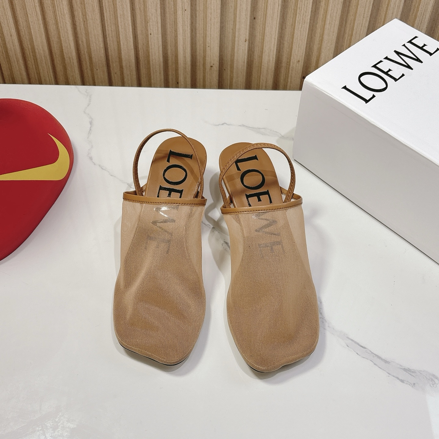 NO:408954,Loewe 25ss Spring and Summer New Style Ice Wire Mesh Cat Heel Slippers Real Air-conditioned Shoes, with a looming beauty, it's really beautiful to wear!  !  !  Highly recommended, super lazy fashion drag, three ways to wear it, same style as celebrity bloggers!  The fabric is made of original imported ice silk mesh, inner foot padded sheepskin, heel height 4.5cm, original custom beef tendon rubber wear-resistant sole Size35-40 (40.41 custom made without return), sandals, loewe, loewe, sandals, slippers, sheepskin19860909Loewe 罗意威 25ss春夏新款 冰丝网 猫跟 拖鞋 真正空调鞋,加若隐若现的美感,上脚真的太美了！！！ 强烈推荐,超级懒人时装拖,三种穿法 明星博主同款！ 面料采用原版进口冰丝网 内里垫脚羊皮 跟高4.5cm 大底原版定制牛筋橡胶耐磨大底 Size35-40（40.41订做不退换）,凉鞋,loewe,loewe,sandals,slippers,sheepskin,Women's Shoes