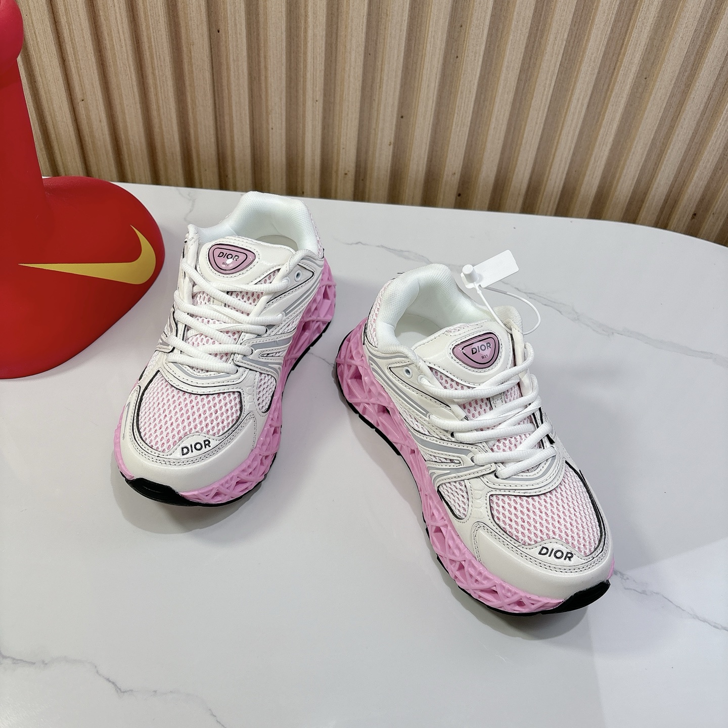 NO:417179,Dior x Kaws Co-branded B35 Capsule Couple Series Hollow Mesh Original Purchase and Development Made This new sneaker, called B35 NXT, uses 3D printing technology to make a hollow sole, and the body part is a dad shoe style mesh splicing and smooth line layout that fits the current aesthetics, integrating retro millennial and modern technology sense. And from the currently exposed version, this new shoe also offers different style color schemes such as bright color system, dark color system, and retro low saturation color system, which has very good compatibility in different styles. New shoes that combine cutting-edge technology and retro aesthetics Fabric: Original custom imported mesh + technology fabric Custom imported breathable mesh Sole original open mold anti-slip rubber material Sole thickness 6CM  Size 35-44, dad shoes, dior, dior, sneakers19860909Dior x Kaws迪奥 联名款B35胶囊情侣款 系列 镂空 网面 原版购入开发 做货 这款名为B35 NXT 的新款运动鞋 采用了 3D打印技术制成镂空式鞋底,鞋身部分则是十分契合当下审美的老爹鞋样式网面拼接与流畅线条布局,将复古千禧感与现代科技感浑然融为一体；且从当前已曝光的版本来看 这双新鞋款还提供了亮色系、暗色系,以及复古低饱和色系等不同风格配色方案选择,在不同风格造型中都有着十分不俗的兼容性.将前沿科技与复古审美相结合的鞋履新作 面料:原版定制进口网面+科技面料 内里定制进口透气网里 鞋底原版开模防滑橡胶材质 底厚6CM 码数35-44,老爹鞋,dior,dior,sneakers,Women's Shoes