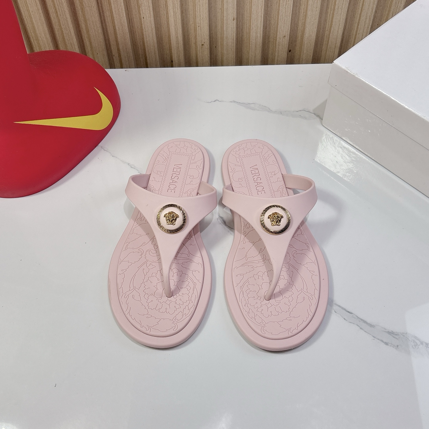 NO:417174,Size: 36-42 (single code single model) Exclusive Versace Summer classic flip flops, counter color, all super white. Material original TPU material, not PVC hardware original mold polishing technology (same as the original version) The best choice for summer vacation, this most proud design is the foot pad matte surface, which is different from any jelly shoes. It will not slip when touching water. It is more comfortable to wear on rainy days or on the beach. Color black white pink, split-toe shoes, versace, versace19860909Size:36-42（单码单模） 独家Versace范思哲 夏季经典人字拖,专柜色,都是超级显白 材质原版TPU材质,不是PVC 五金原版开模具磨漆工艺（和原版一致） 夏季到海边度假的最佳选择,这款最得意的设计就是垫脚磨砂面,区别于任何一款果冻鞋,碰水不会滑脚,下雨天或海边游玩穿起来更加舒适贴脚 颜色黑色 白色 粉色,分趾鞋,versace,versace,Women's Shoes