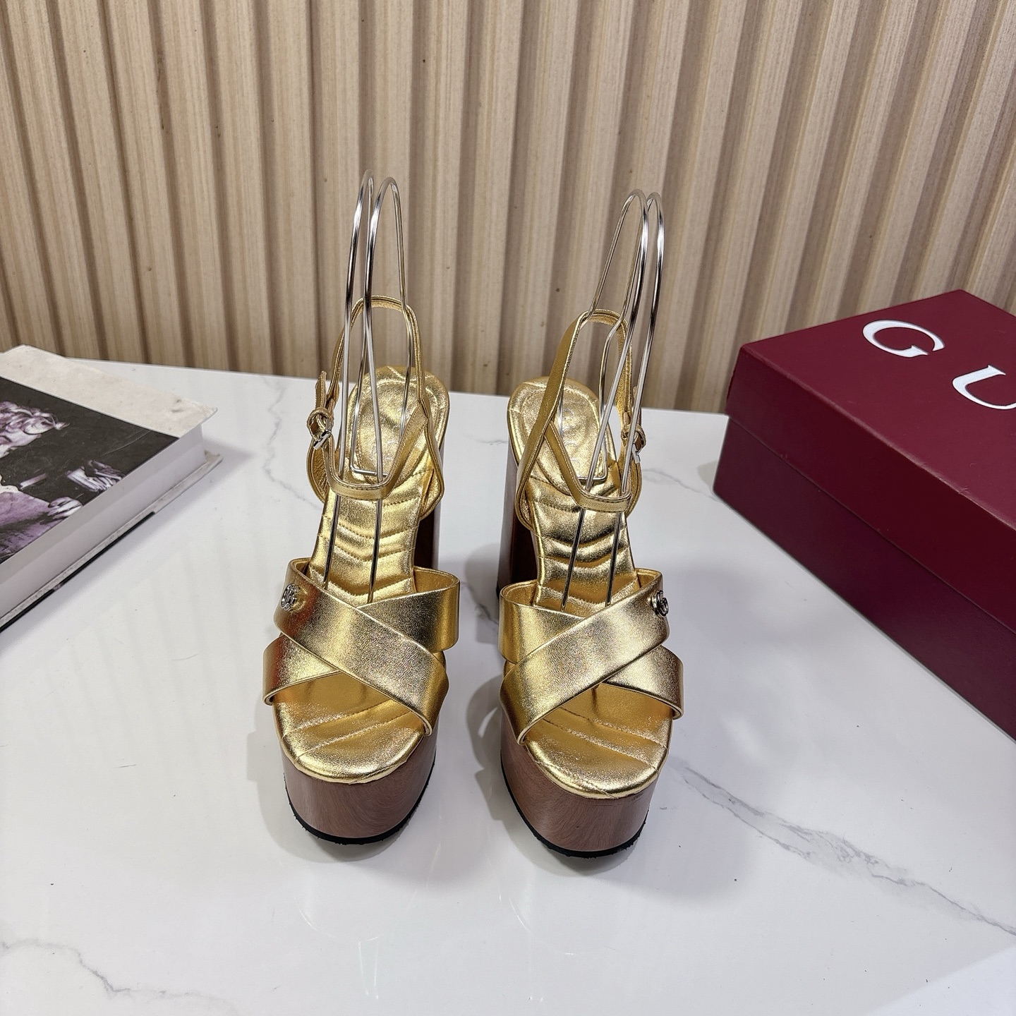 NO:417167,GUCCI2025 Summer Latest Water Table Sandals This women's leak-toed sandals show the brand heritage and show their unique charm. It is made of exquisite sheepskin, with an elegant design without losing its casualness, and is a refreshing and ideal item for warm season style. Top version, welcome to compare. Original version 1:1 replica. Please be sure to ensure that our authentic products are guaranteed. Imported upper high-end cowhide inner/foot pad full grain pattern high-end lambskin sole original rubber sole 13cm heel height 5cm water table 35-42 (41/40/42 custom made without return and exchange), high heels sandals, gucci, sandals, high heels, cowhide, sheepskin19860909GUCCI2025夏季最新水台凉鞋 这款女士漏趾凉鞋彰显品牌传承,尽显别样魅力.采用精致羊皮打造,设计优雅而不失随性,是暖季造型的清爽理想单品 顶级版本、欢迎比对. 原版1:1复刻 注意请认准咱家正品保证 鞋面进口高档牛皮 内里/垫脚全粒纹高档小羊皮 鞋底原版橡胶底 跟高13cm 水台5cm 配码35-42（41/40/42定做不退换）,高跟鞋凉鞋,gucci,sandals,high heels,cowhide,sheepskin,Women's Shoes