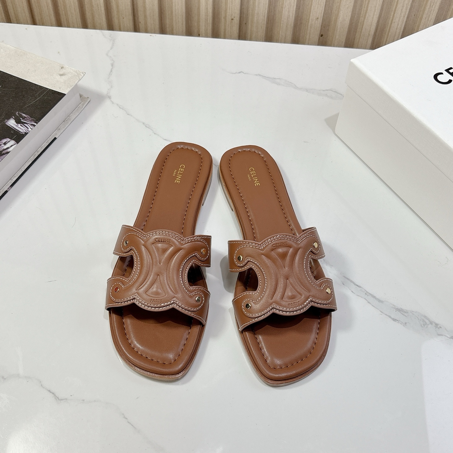 NO:417160,CELINE genre level Spring and summer new Arc de Triomphe retro Roman sandals slippers No pressure in and out of counter, heavy industry version, reject fake low goods at a glance Original last, N debugging, this one is absolutely Vintage retro flavor, upper material top layer imported cowhide genuine leather outsole midsole original full package Size35-40 (41 custom made without return and exchange), slippers, celine, sandals, slippers, cowhide, Leather soles19860909CELINE思琳代级别 春夏新品凯旋门复古罗马凉鞋拖鞋 进出专柜无压力,重工版,拒绝一眼假low货 原版楦型,调试N次、这款上脚绝对Vintage复古风味十足 鞋面材质头层进口牛皮 真皮大底中底原版全套包装 Size35-40(41定做不退换),拖鞋,celine,sandals,slippers,cowhide,Leather soles,Women's Shoes