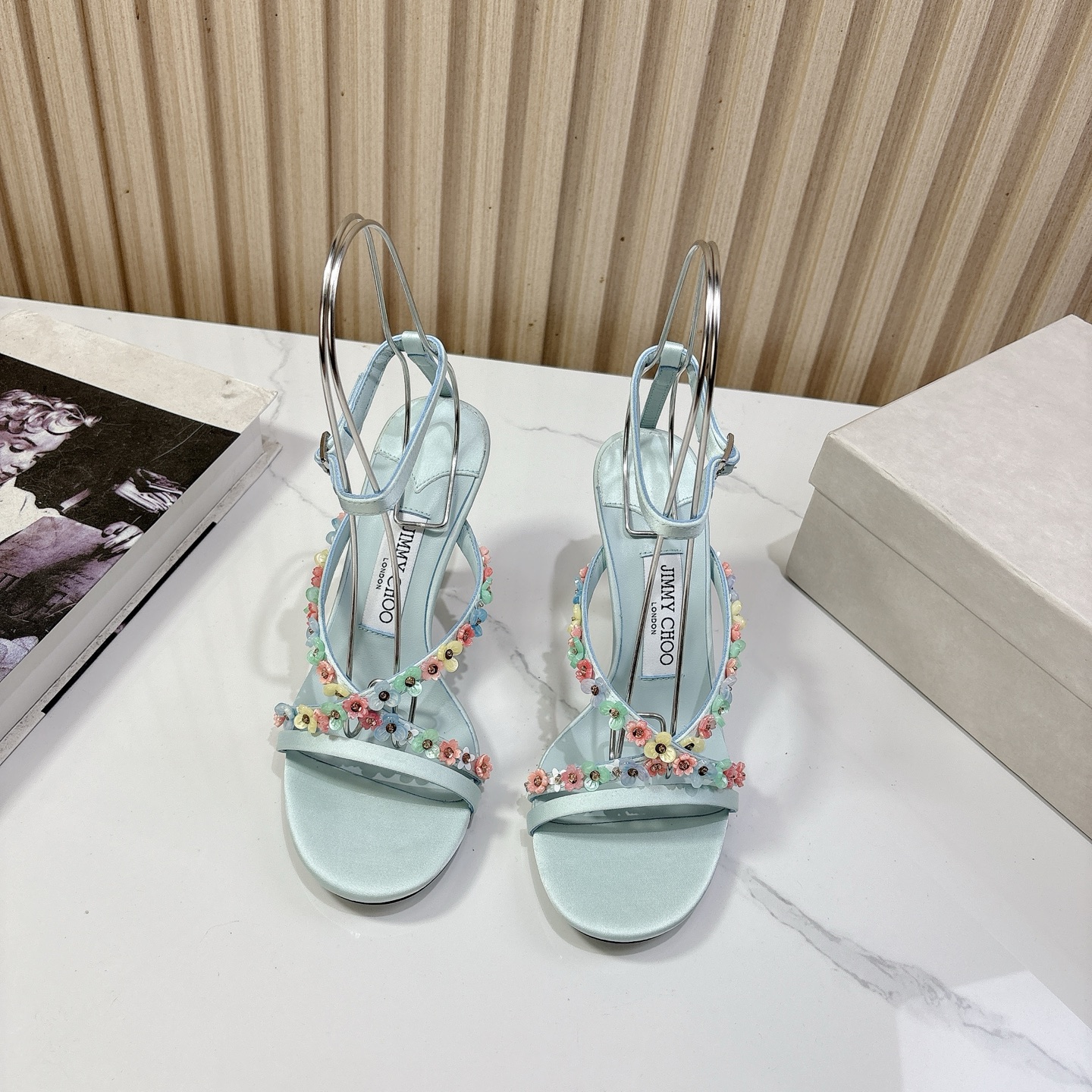 NO:417147,Jimmy Choo Zhou Yangjie 25 Spring and Summer JC new sandals The upper is handmade with transparent pearls and carefully crafted to show off your fashionable and elegant temperament, making every step under your feet exuding charm!  Size: 35-42 (40/41/42 is not returned or exchanged), high heels, sandals, jimmy choo, sandals, high heels19860909Jimmy Choo周仰杰25春夏 JC新款凉鞋 鞋面采用透明珠片面手工精心制作尽显时髦优雅气质,令脚下每一步都散发迷人魅力！ 码数:35-42（40/41/42定不退换）,高跟鞋凉鞋,jimmy choo,sandals,high heels,Women's Shoes
