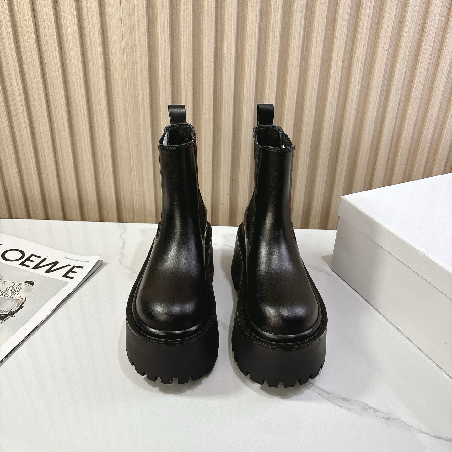 NO:446374,BALENCIAG*Balenciaga 25/Autumn and Winter Thick-soled short boots 25 people are not too much for a pair of hands · Heavy industry · Speaking of the real thing. Custom imported cowhide with upper custom imported calf inner lining Custom sole Customized sole Boots height: 5.5 inches Size 35-41 (40.41 customization), boots, balenciaga, balenciaga, boots, cowhide19860909BALENCIAG*巴黎世家25/秋冬 厚底短靴25人手一对也不为过·重工之做·看实物说话. 鞋面定制进口牛皮 内里定制进口小牛内里 鞋底定制大底 靴筒高:5.5寸 码数35-41（40.41定制）,靴子,balenciaga,balenciaga,boots,cowhide,Women's Shoes