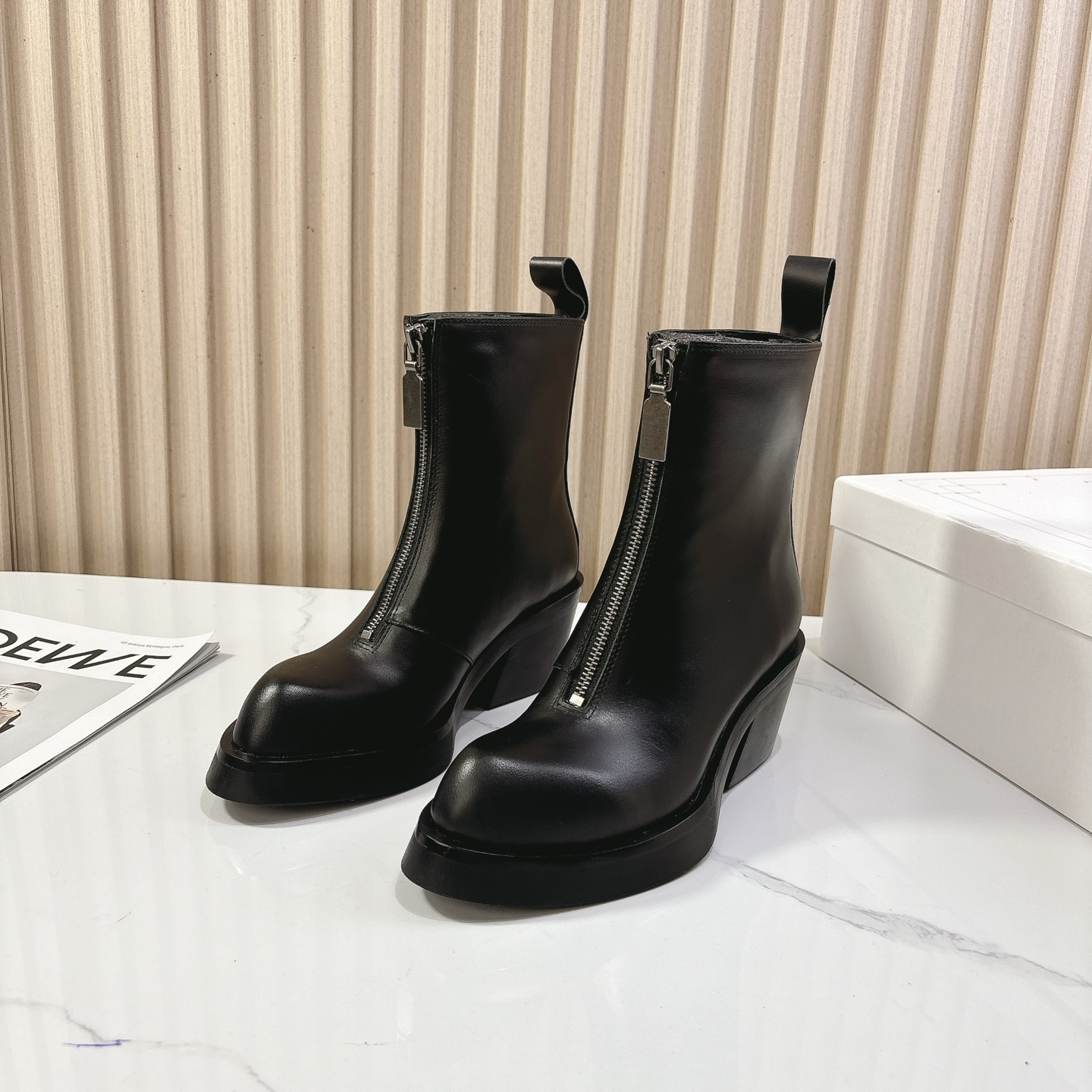 NO:446381,McQueen's new 25SS minimalist leather high boots, minimalist fried chicken soft and comfortable short heels, must-have for fashionable, without any complicated decoration and excellent vintage sense, pure and minimalist, neat and poetic, versatile and difficult to match, pointed design super age-reducing. Secondly, on the basis of inheriting elegance, it is also more young and fashionable, shaping fashion charm with bright colors and exquisite line design!  Upper cowhide inner sheepskin outsole rubber outsole size35-40 (41 custom made without return or exchange), boots, alexander mcqueen, boots, cowhide, sheepskin19860909麦昆新款 25SS极简皮质感高靴 极简主义炒鸡柔软舒适矮跟鞋时髦绝对不能错过的必入款,没有如何繁杂装饰质感极好的vintage感,纯粹和极简做得利落又诗意 百搭不易撞款 尖头设计超级减龄 其次在继承了优雅的基础上,也更加年轻时髦,以鲜艳的颜色和讲究的线条设计塑造时尚魅力！ 鞋面牛皮 内里羊皮 大底橡胶大底 size35-40（41定制不退换）,靴子,alexander mcqueen,boots,cowhide,sheepskin,Women's Shoes