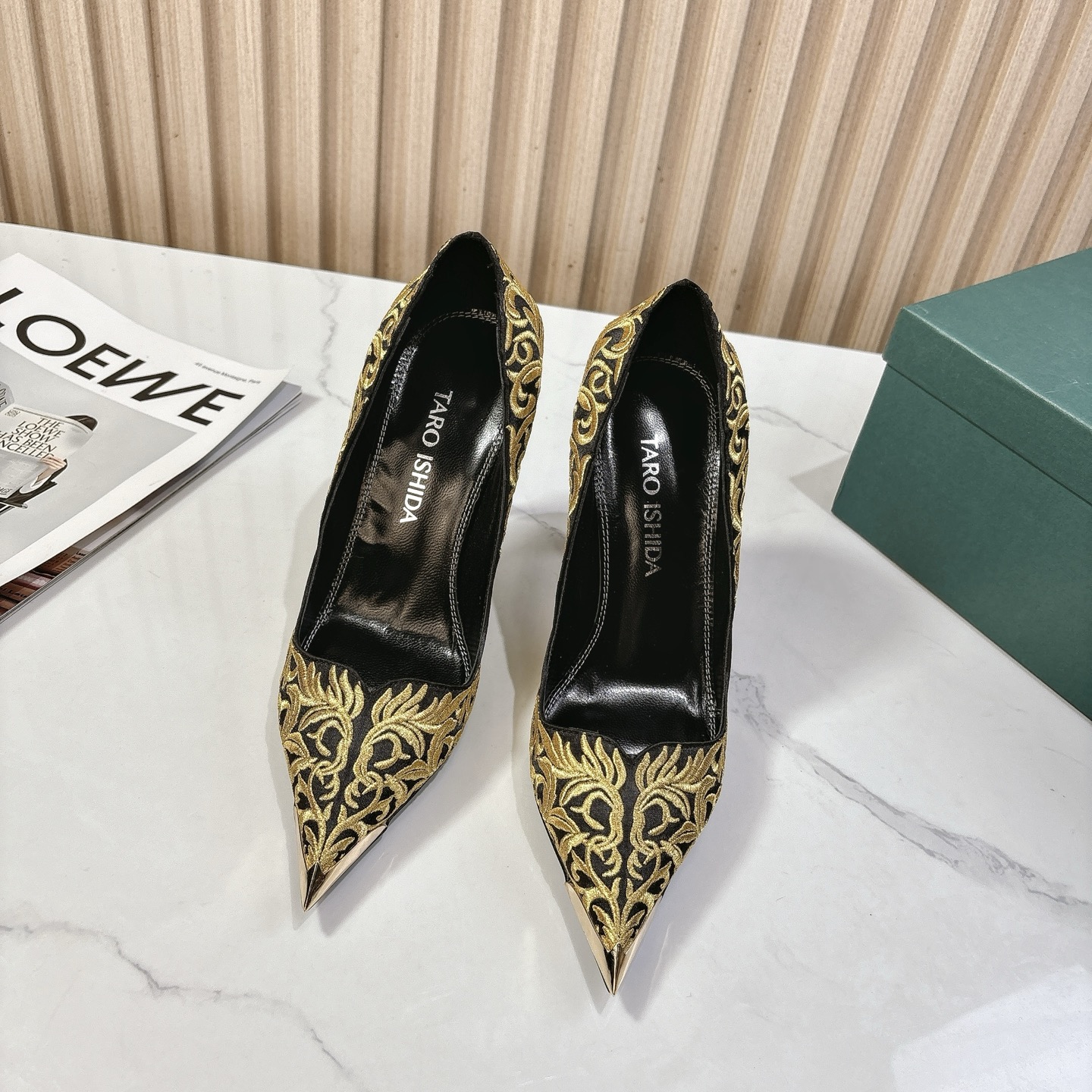 NO:482766,TARO ISHIDA black patent leather silver jewelry black agate, extremely slim high heels 11cm high-end brand founded in 2018. Designer TARO ISHIDA (Taro Ishida) was born in Amsterdam, grew up in Japan, lived in Milan, and worked in Tokyo. If the red-soled Christian Loubotin is the gold of shoes, then TARO ISHIDA is the diamond of shoes. This is not a high heel, this is a work of art. Black patent leather shoe body, black agate toe paired with silver metal carvings. Every curve of the shoes is just right. Pure hand-made customization. Such crafts are so beautiful that they can't help themselves, and the craftsmanship is very impressive. Upper patent leather inner cowhide foot leather, footbed cowhide, outsole genuine leather, original packaging one to one, high heel shoes, high  heels,cowhide,gold19860909TARO ISHIDA黑色漆皮银饰黑玛瑙 极细高跟鞋 11cm 创立于2018年的高跟鞋高端品牌 设计师TARO ISHIDA（石田太郎） 生于阿姆斯特丹,长于日本,居于米兰,工于东京.如果说红底Christian Loubotin是鞋之黄金 那么TARO ISHIDA就是鞋之钻石 这不是高跟鞋,这是妥妥的艺术品. 黑色漆皮鞋身,黑色玛瑙鞋头 搭配银色金属雕饰 鞋子的每一个弧度都恰到好处 纯手工定制 这样的工艺品简直美到无法自拔 不能自已,工艺感爆表. 鞋面漆皮 内里牛皮 垫脚牛皮 大底真皮 包装原版一比一,高跟鞋单鞋,high heels,cowhide,gold,Women's Shoes