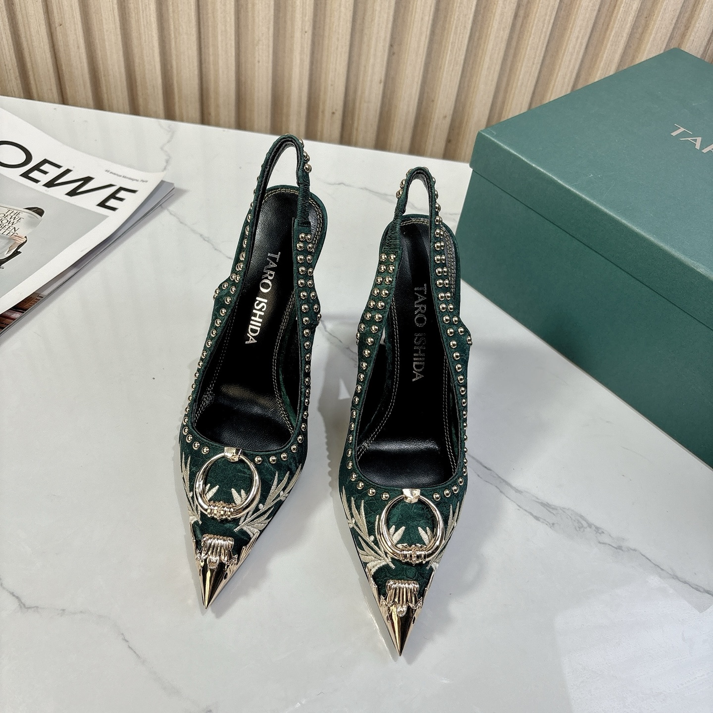 NO:482762,TARO ISHIDA black patent leather silver jewelry black agate extremely slim high heels 11cm high-end brand founded in 2018. Designer TARO ISHIDA (Taro Ishida) was born in Amsterdam, raised in Japan, lived in Milan, and worked in Tokyo. If Christian Loubotin is the gold of shoes, then TARO ISHIDA is the diamond of shoes. This is not a high heel, this is a complete work of art. Black patent leather shoe body, black agate toe paired with silver metal carvings. Every curve of the shoes is just right. Pure hand-made customization. Such crafts are so beautiful that they can't help themselves, and the craftsmanship is very impressive. The upper leather (hand-made nails) inner cowhide, footbed cowhide, outsole genuine leather  Packaging original one to one, high heels sandals, sandals, high heels, cowhide, gold19860909TARO ISHIDA黑色漆皮银饰黑玛瑙 极细高跟鞋 11cm 创立于2018年的高跟鞋高端品牌 设计师TARO ISHIDA（石田太郎） 生于阿姆斯特丹,长于日本,居于米兰,工于东京.如果说红底Christian Loubotin是鞋之黄金 那么TARO ISHIDA就是鞋之钻石 这不是高跟鞋,这是妥妥的艺术品. 黑色漆皮鞋身,黑色玛瑙鞋头 搭配银色金属雕饰 鞋子的每一个弧度都恰到好处 纯手工定制 这样的工艺品简直美到无法自拔 不能自已,工艺感爆表. 鞋面真皮（手工钉） 内里牛皮 垫脚牛皮 大底真皮 包装原版一比一,高跟鞋凉鞋,sandals,high heels,cowhide,gold,Women's Shoes