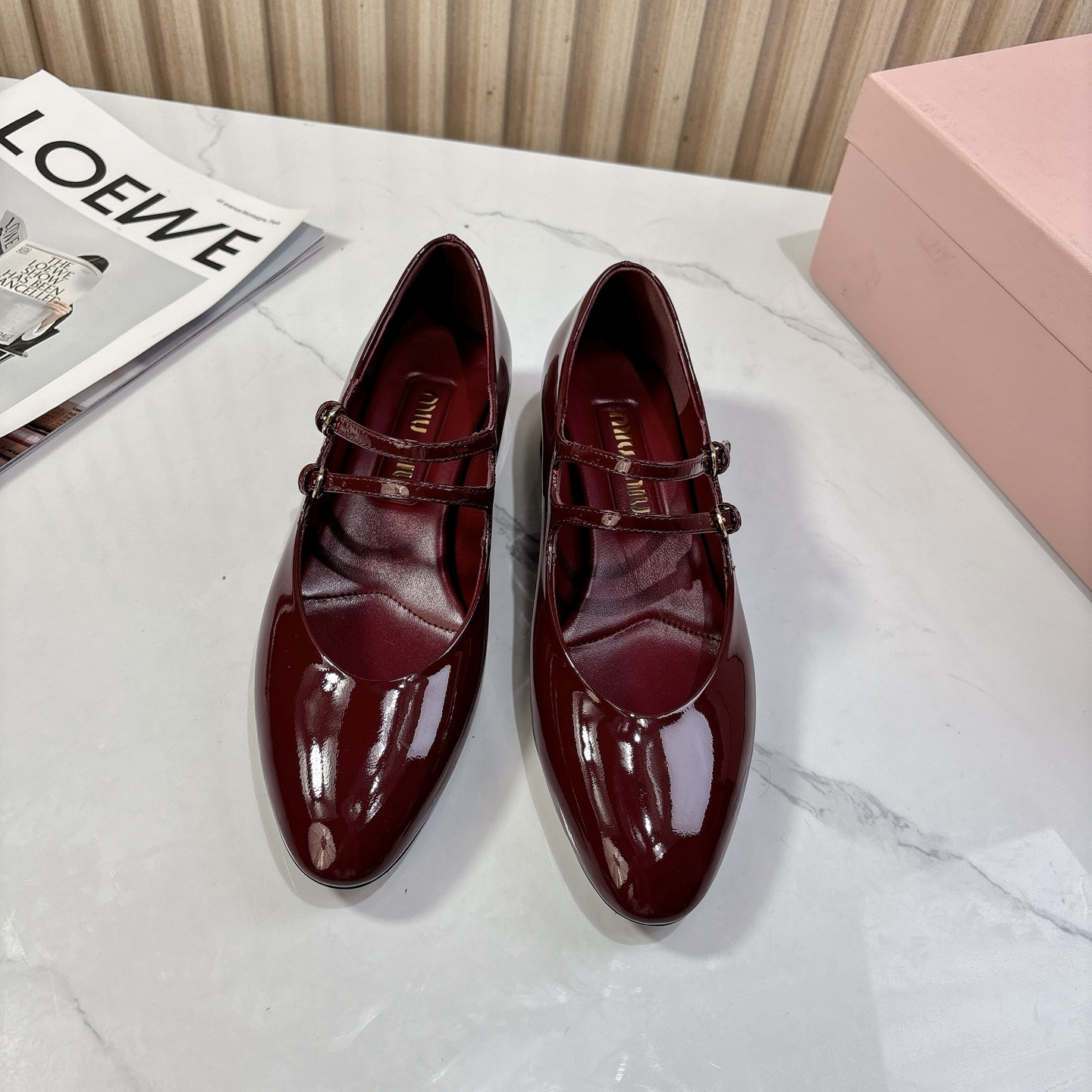 NO:482757,MIU MIU25 Autumn and Winter ·The same style as Zhang Yuanying·Holiday series single shoes appeared on the covers of major fashion magazines·The stars and Xiaohongshu bloggers use color combinations to match lucky gold coins to show that retro feet are particularly amazing. You won’t regret it when you close your eyes. The feet are very comfortable and stable. The combination is still salty and sweet (ZP developed hardware, customized fabric) Customized upper imported calf patent leather Customized inner imported sheepskin Sole imported genuine leather sole Size 35-39 (full package), single shoes, miumiu, sheepskin, Leather soles19860909MIU MIU25秋冬·大热张元英同款·假日系列单鞋 出现在各大时装杂志封面·各路明星、小红书博主着用拼色搭配幸运金币搭配更显示复古上脚尤为惊艳到你的一款闭眼入都是不会后悔·上脚非常舒服超稳·搭配还是可咸可甜（ZP开发五金、订制面料） 鞋面定制进口小牛漆皮 内里定制进口绵羊皮 鞋底进口真皮大底 码数35-39（全套包装）,单鞋,miumiu,sheepskin,Leather soles,Women's Shoes