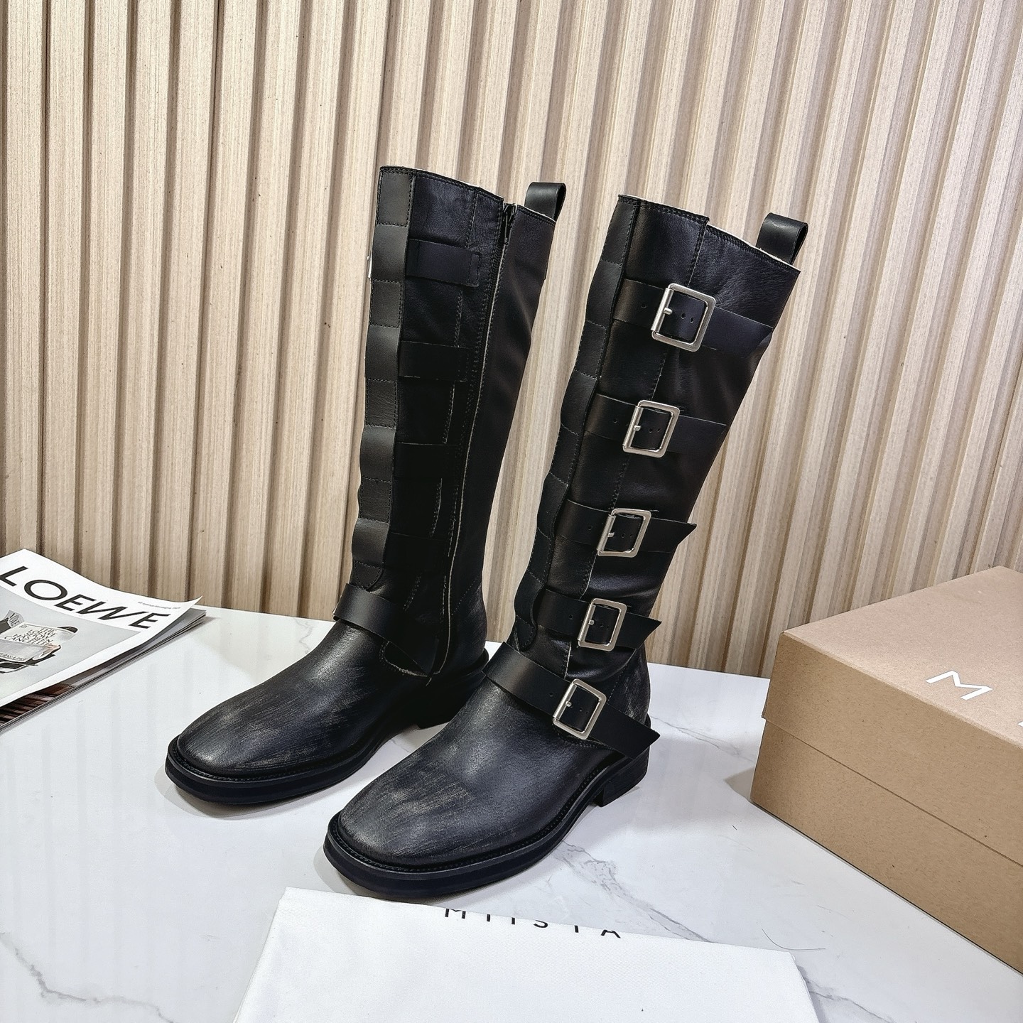 NO:482728,M I I S T A 2025vs early autumn latest popular boot series... [Retro Stylish High Boots] This boot uses the blend of breasted elements to present a natural and retro texture. The round toe design has smooth lines and is simple and atmospheric. The heel is 4 cm high, which not only shows a tall figure, but also effectively improves comfort. The fish scale anti-slip rubber sole has excellent wear resistance and slip resistance, allowing you to maintain stability and confidence in any occasion. The back zipper on and off design of the boot also fully considers practicality, combining comfort, practicality and fashion, and is an indispensable versatile item in your shoe cabinet. Fabric: Original custom cowhide Inner: Original custom sheepskin Foot pad: Original custom sheepskin Outsole: Original genuine leather combination sole Heel height: 2.5cm  Number of codes: 35-39 (40. Customized without return) Packaging: original full set of packaging, boots, boots, cowhide, sheepskin19860909M I I S T A 2025vs早秋最新款爆款靴子系列……【复古檫色高靴】 这款靴子采用排扣元素的融入,呈现出自然复古的质感.圆鞋头设计线条流畅,简约大气.后跟高4厘米,既显高挑身材,又能有效提升舒适度,而鱼鳞纹防滑橡胶底则具有出色的耐磨性和防滑性,让你在任何场合都能保持稳定与自信.靴子的后拉链穿脱设计也充分考虑到了实用性,集舒适、实用与时尚于一身,是你鞋柜中不可或缺的百搭单品. 面料: 原版定制牛皮 内里: 原版定制羊皮 垫脚: 原版定制羊皮 大底: 原版真皮组合底 跟高:2.5cm 码数:35-39（40.定制不退换） 包装:原版全套包装,靴子,boots,cowhide,sheepskin,Women's Shoes