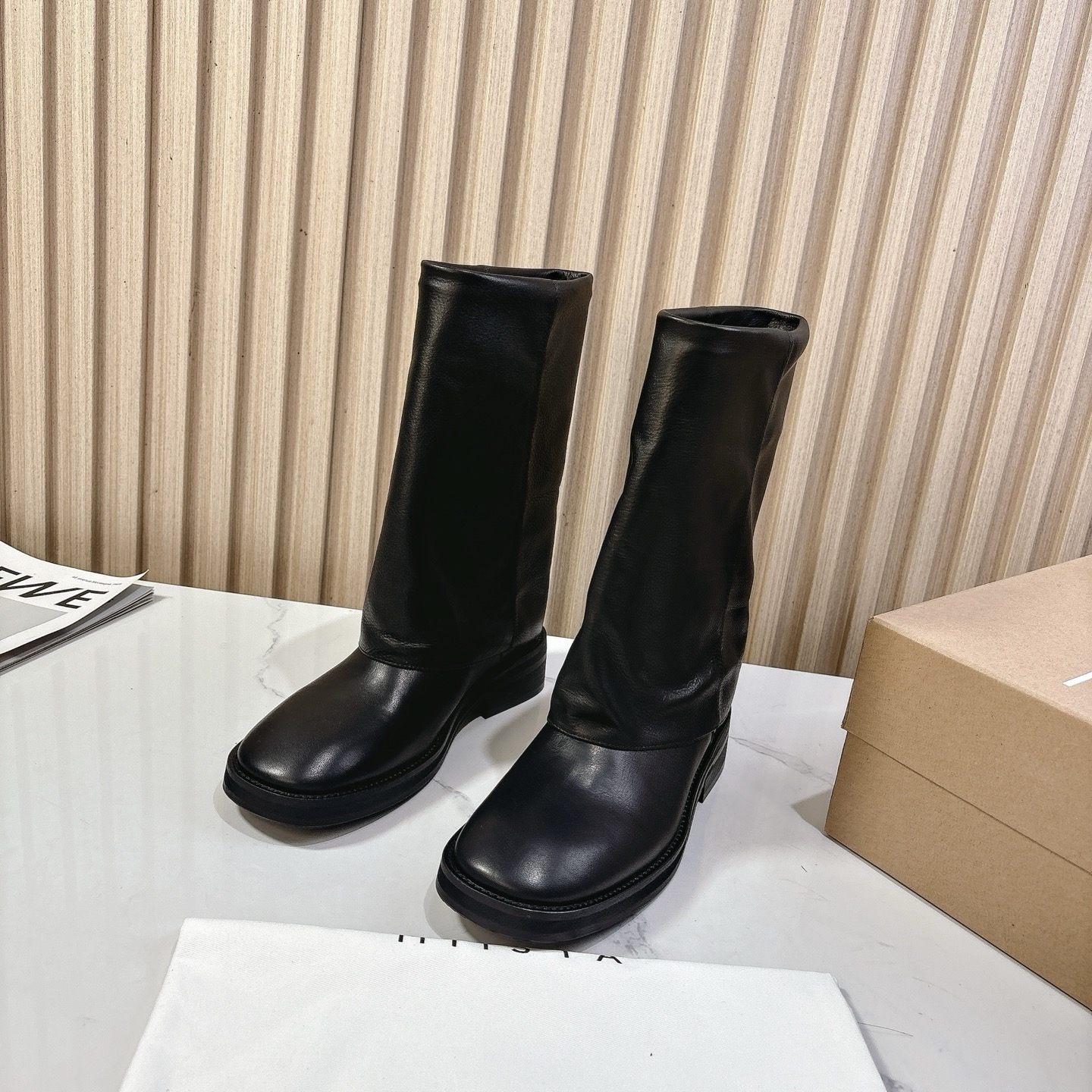 NO:482735,M I I S T A 2025vs early autumn latest popular boot series... [Retro pleated mid-boots] This boot uses the blend of pleated elements to present a natural and retro texture. The round toe design has smooth lines and is simple and atmospheric. The heel is 2.5 cm high, which not only shows a tall figure, but also effectively improves comfort. The fish scale anti-slip rubber sole has excellent wear resistance and slippage, allowing you to maintain stability and confidence in any occasion. The back zipper on and off design of the boot also fully considers practicality, combining comfort, practicality and fashion, and is an indispensable versatile item in your shoe cabinet. Fabric: Original custom sheepskin Inner: Original custom sheepskin Foot pad: Original custom sheepskin Outsole: Original genuine leather combination sole Heel height: 2.5cm  Number of codes: 35-39 (40. Customized without return) Packaging: original full set of packaging Color: official website synchronous update, boots, boots, sheepskin19860909M I I S T A 2025vs早秋最新款爆款靴子系列……【复古褶皱中靴】 这款靴子采用褶皱元素的融入,呈现出自然复古的质感.圆鞋头设计线条流畅,简约大气.后跟高2.5厘米,既显高挑身材,又能有效提升舒适度,而鱼鳞纹防滑橡胶底则具有出色的耐磨性和防滑性,让你在任何场合都能保持稳定与自信.靴子的后拉链穿脱设计也充分考虑到了实用性,集舒适、实用与时尚于一身,是你鞋柜中不可或缺的百搭单品. 面料: 原版定制羊皮 内里: 原版定制羊皮 垫脚: 原版定制羊皮 大底: 原版真皮组合底 跟高:2.5cm 码数:35-39（40.定制不退换） 包装:原版全套包装 颜色:官网同步更新,靴子,boots,sheepskin,Women's Shoes