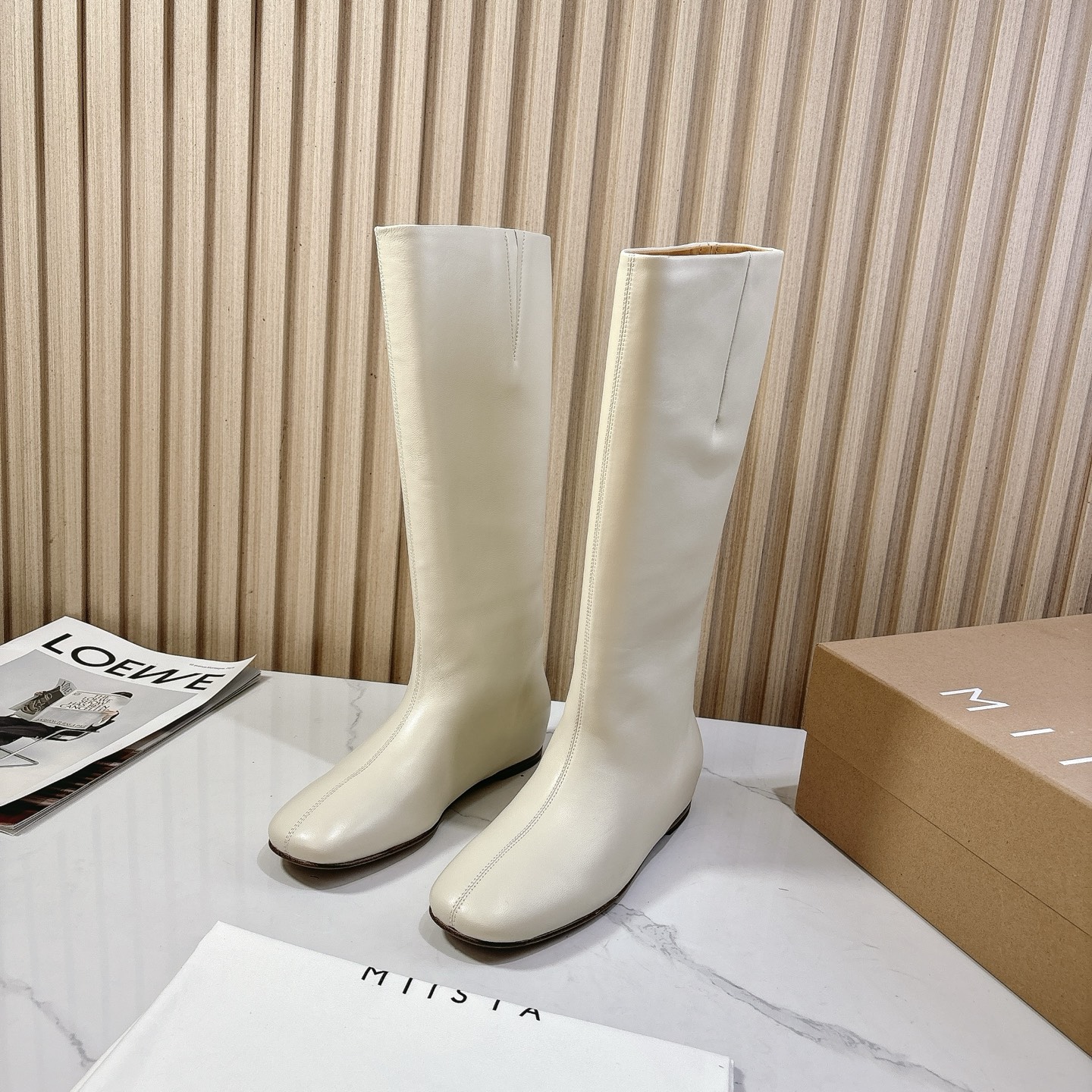 NO:482741,M I I S T A 2025vs early autumn latest popular boot series... [One-legged high boots] This boot uses the integration of one-legged elements to present a natural and retro texture. The round toe design is smooth, simple and atmospheric, which not only shows a tall figure, but also effectively improves comfort. The fish scale anti-slip rubber sole has excellent wear resistance and anti-slip properties, allowing you to maintain stability and confidence in any occasion. The back zipper on and off design of the boots also fully considers practicality, combining comfort, practicality and fashion, and is an indispensable versatile item in your shoe cabinet. Fabric: Original custom sheepskin Inner: Original custom sheepskin Foot pad: Original custom sheepskin Outsole: Original genuine leather combination sole Heel height: 1.0cm flat sole Size: 35-39 (40. Customized without return and exchange)  Packaging: original full set of packaging Color: official website synchronous update, boots, boots, sheepskin19860909M I I S T A 2025vs早秋最新款爆款靴子系列……【一脚蹬高靴】 这款靴子采用一脚蹬元素的融入,呈现出自然复古的质感.圆鞋头设计线条流畅,简约大气,既显高挑身材,又能有效提升舒适度,而鱼鳞纹防滑橡胶底则具有出色的耐磨性和防滑性,让你在任何场合都能保持稳定与自信.靴子的后拉链穿脱设计也充分考虑到了实用性,集舒适、实用与时尚于一身,是你鞋柜中不可或缺的百搭单品. 面料: 原版定制羊皮 内里: 原版定制羊皮 垫脚: 原版定制羊皮 大底: 原版真皮组合底 跟高:1.0cm平底 码数:35-39（40.定制不退换） 包装:原版全套包装 颜色:官网同步更新,靴子,boots,sheepskin,Women's Shoes