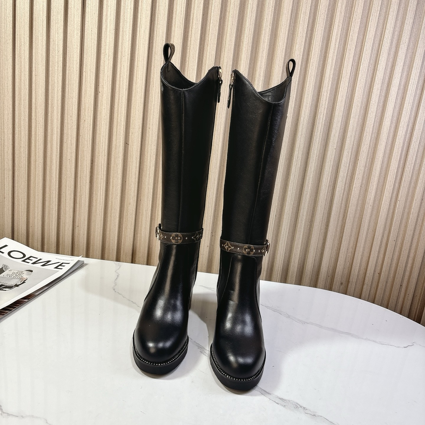 NO:482746,The official website of the frontier of autumn and winter fashion is synchronized. The LV fashion star is shining, and the original version is the best embodiment of your pursuit of perfection. The main and secondary materials are agile and unique splicing, full of vitality and vitality, and are also the ultimate display of your luxurious life. Fabric full grain cowhide + presbyterian leather sheepskin large sole original rubber sole heel height 5.5 yards 5-41 (40·41 custom made without return), boots, louis vuitton, boots, cowhide, sheepskin19860909秋冬流行前沿官网同步.LV时尚之星闪亮承现,原单原版是您追求完美的最好体现.主副料拼接灵动别致,充满生机与活力也是您奢华生活的极致展示. 面料全粒面牛皮+老花皮 裡料羊皮 大底原版橡胶底 跟高5.5 码数5-41（40·41订做不退换）,靴子,louis vuitton,boots,cowhide,sheepskin,Women's Shoes