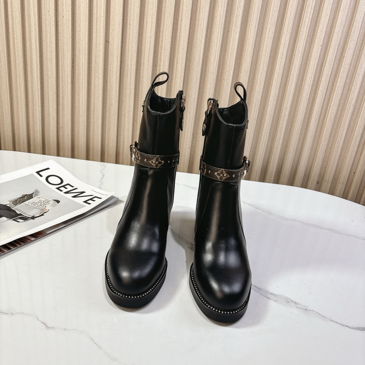 NO:482751,The official website of autumn and winter is synchronized. The LV fashion star shines and the original version is the best embodiment of your pursuit of perfection. The main and secondary materials are agile and unique splicing, full of vitality and vitality, and are also the ultimate display of your luxurious life. Fabric full grain cowhide, lining sheepskin, large sole rubber sole, heel height 5.5, yards 5-41 (40·41 custom made without return), boots, louis vuitton, boots, cowhide, sheepskin19860909秋冬官网同步.LV时尚之星闪亮承现,原单原版是您追求完美的最好体现.主副料拼接灵动别致,充满生机与活力也是您奢华生活的极致展示. 面料全粒面牛皮 裡料羊皮 大底橡胶底 跟高5.5 码数5-41（40·41订做不退换）,靴子,louis vuitton,boots,cowhide,sheepskin,Women's Shoes