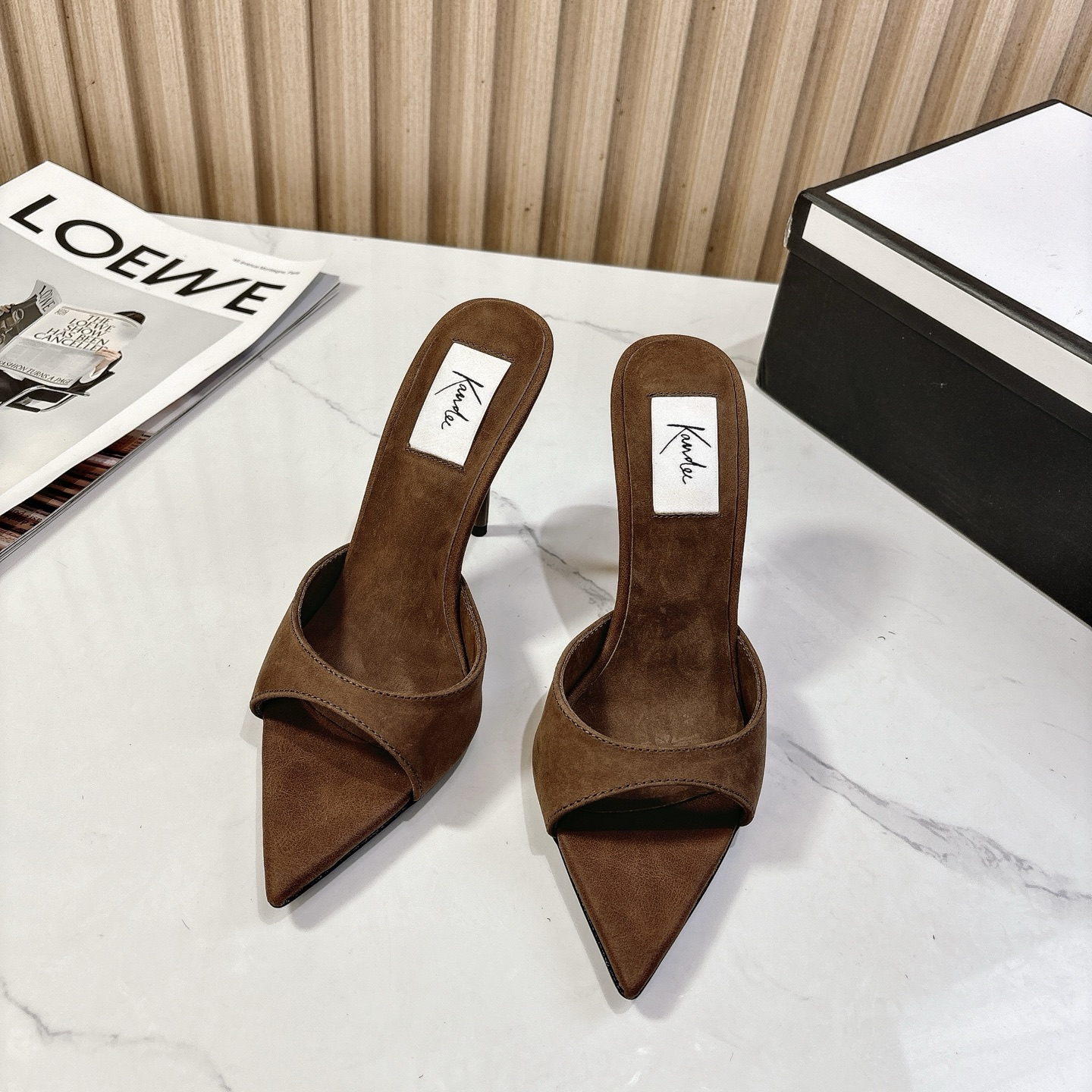 NO:482716,Exclusive top version kandee niche high heel pointed slippers high heel fur drag kandee is a niche light luxury brand from London, England. It focuses on high heels and simple style high heels, simple but without losing the design, breaking the traditional gorgeous design, using simple shoe shapes to perfectly highlight the beauty of the foot, and is sought after by major celebrity bloggers. kandee signed a contract with famous singer Sabrinacarpenter as the brand image spokesperson, and a pair of kandees are indispensable in attending various public occasions. The well-known blogger Kardashian Khloekaerdashian has also put on different styles on her feet many times, and has been sought after by many celebrity actors such as the famous Korean singer Jennie and the well-known actor Millie Xiao 11millie Bobbybrown. She wears outfits when attending many important occasions. The original model is opened, restored 1:1  ①The upper top layer cowhide/frosted cowhide/leopard horse hair ②The inner mixed-bred sheepskin ③The sole imported from Italy genuine leather outsole ④The heel height 9cm ⑤Size 35-42 (40-42 custom-made without return and exchange), high heels slippers, loewe, high heels, slippers, cowhide, sheepskin, Leather soles19860909独家顶级版本 kandee小众高跟尖头拖鞋高跟毛拖 kandee是来自英国伦敦的小众轻奢品牌,主打高跟简约风高跟鞋,简约但不失设计感,打破传统的华丽设计,利用简单的鞋型完美衬托出足部美感,被各大明星博主追捧. kandee签约著名歌手匠妹Sabrinacarpenter为品牌形象代言人,出席各种公共场合必不可少一双kandeeshoes,知名博主卡戴珊·khloekaerdashian也多次上脚不同款式,被韩国著名歌手jennie、知名演员millie小11milliebobbybrown等多名明星演员追捧,在诸多重要场合出席时穿搭. 原版开模,1:1还原 ①鞋面头层牛皮/磨砂牛皮/豹纹马毛 ②内里混种羊皮 ③大底意大利进口真皮大底 ④跟高9cm ⑤尺码35-42（40-42定制不退换）,高跟鞋拖鞋,loewe,high heels,slippers,cowhide,sheepskin,Leather soles,Women's Shoes
