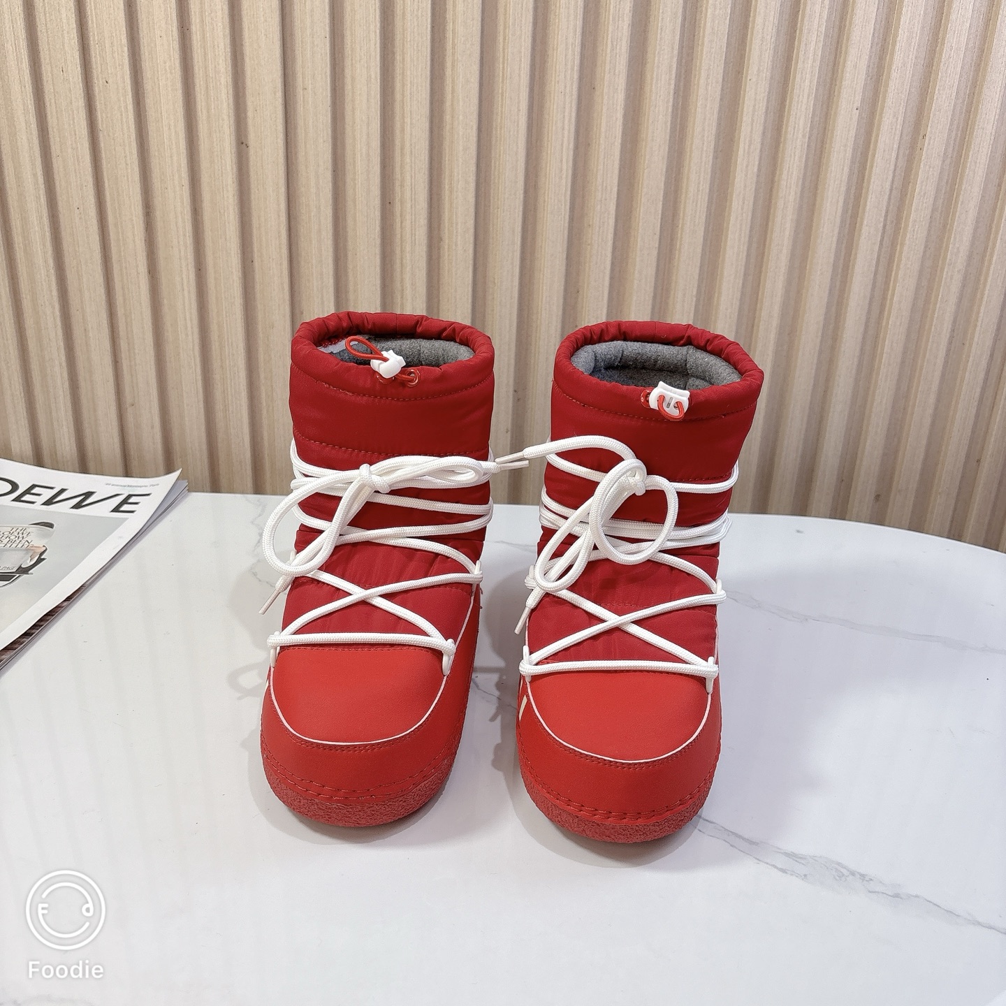 NO:482697,INUIKII~ vs. the latest autumn and winter snow boot series... [Ugly cute strap snow boots] Forget UGG, fashionable people are wearing INUIKII snow boots. If you can't accept the revival of UGG, then there is a more alternative snow boot that has been back. The inner height is 4 cm. That is INUIKII ugly cute fur boots were already very popular in the millennium. At that time, celebrities such as paris hilton and victoria beckham often wore it. Now the Y2K trend is popular again. The same QQ show outfit of Piyou. The ugly cute snow boots that were shown by tens of thousands of people have turned red again. It is neither distinguished between men and women. Looking at the giant giant, it is slim and warm and easy to wear. Fabric: Original imported cowhide waterproof down Inner: Original environmentally friendly and warm wool. Foot pad: Original environmentally friendly and warm wool. Big sole:  Original TPU anti-slip large sole, bottom thickness: 2cm, code number: 35-39 (40.41 customization, no return or exchange) Packaging: original full set of packaging Color: official website synchronous update, snow boots, boots, down jacket, cowhide19860909INUIKII～vs秋冬最新款雪地靴系列……【丑萌绑带雪地短靴】 忘了UGG吧,时髦人都在穿INUIKII雪地靴 如果你难以接受UGG的复兴 那现在有一款更另类的雪地靴又杀回来了 内增高4 cm 那就是INUIKII丑萌毛靴 在千禧年就已经非常火了 当年paris hilton、victoria beckham 等名人经常穿它,如今Y2K风潮再次流行 痞幼同款QQ秀穿搭 万人大秀的丑萌雪地靴重新翻红 不分男女不分左右 看着巨无霸巨显瘦还暖和好穿 面料: 原版进口牛皮防水羽绒 内里: 原版环保保暖毛呢 垫脚: 原版环保保暖毛呢 大底: 原版TPU防滑大底 底厚:2cm 码数:35-39（40.41定制不退换） 包装:原版全套包装 颜色:官网同步更新,雪地靴,boots,down jacket,cowhide,Women's Shoes