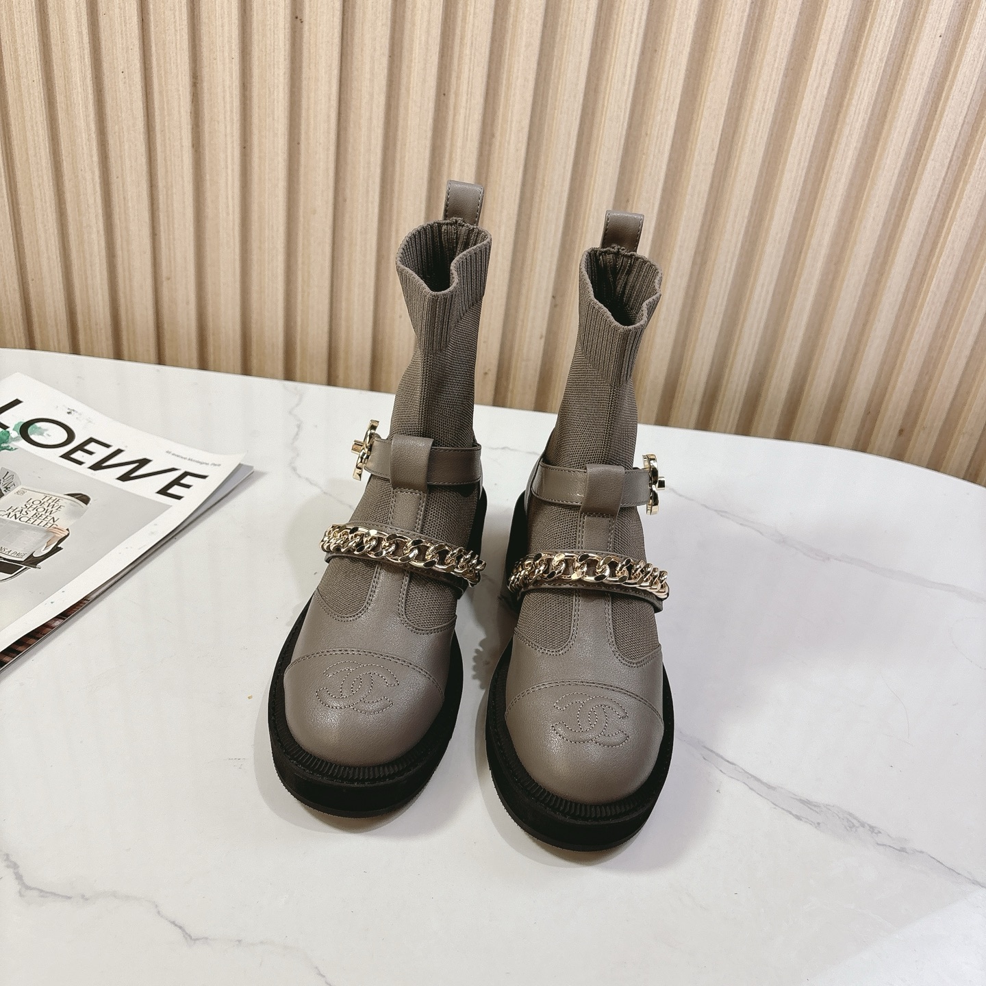 NO:482690,CHANEL2025vs early autumn latest casual hot boot series [Round head electric embroidered chain short boots] The original one-to-one mold reproduction, super versatile and beautiful, the same style of Liu Wen, countless likes, the original version, the foot feel is very comfortable, very easy to wear, simple front zipper design, atmospheric and extraordinary... Upper: Original custom imported patent leather Inner: Original custom imported sheepskin foot pad: Original custom imported sheepskin Outsole: Open mold opening mold opening molding velvet molding sole Packaging: Original full set of packaging Size: 35-39 (40.41.42.43. Customized without return) Color: Official synchronous update, boots, chanel, boots, sheepskin19860909CHANEL2025vs早秋最新休闲爆款靴子系列【圆头电绣链条短靴】 原版一比一开模复刻,超级百搭好看,刘雯同款,点赞无数,原版版型,脚感非常舒适,非常好穿,简约前拉链设计,大气不平凡…… 鞋面:原版定制进口漆皮 内里:原版定制进口羊皮 垫脚:原版定制进口羊皮 大底:开模开模耐磨绒成型底 包装:原版全套包装 码数:35-39（40.41.42.43.定制不退换） 颜色:官方同步更新,靴子,chanel,boots,sheepskin,Women's Shoes