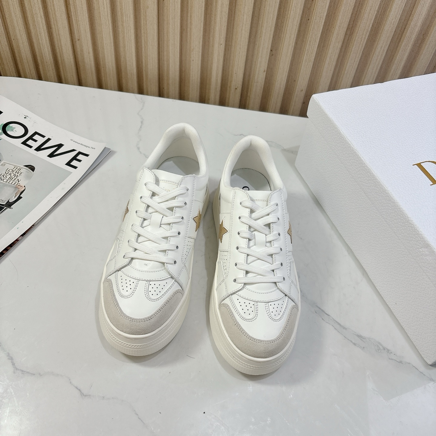 NO:482672,Thick sole D*ior2025vs early autumn latest hot casual white shoes series... [Pentagonal Star Thick Sole Casual Shoes] This D*ior Star sneaker continues its lasting outline and is carefully crafted from white cowhide leather, so it will be particularly comfortable to wear. It is decorated with suede inserts in the same color and metal stars to decorate the lace eyelets to enhance the style. The style is light and matched with the 'Christian D*ior' logo thin sole, suitable for all seasons, can be matched with various casual styles to add the finishing touch, classic and super durable... Fabric: Original custom cowhide Inner: Original custom breathable mesh Inner: Original custom breathable mesh injection molding Outsole: Original open mold TPU foamed sole Packaging: Original full set of packaging Size: 35-39 (40.41 custom-made non-return and exchange)  Color: Official website synchronous update, casual shoes/sports shoes, sneakers, cowhide19860909厚底 D*ior2025vs早秋最新爆款休闲小白鞋系列……【五角星厚底休闲鞋】 这款D*ior Star运动鞋延续经久不衰的轮廓,采用白色牛皮革精心制作,所以上脚会特别的舒服,饰以同色调绒面革镶片金属星星装饰鞋带孔眼,提升格调,款式轻盈搭配“Christian D*ior”标志薄鞋底,四季皆宜,可与各式休闲造型搭配,增添点睛之笔,经典超耐看…… 面料:原版定制牛皮 内里:原版定制透气网料 垫脚:透气网注塑成型 大底:原版开模TPU发泡大底 包装:原版全套包装 码数:35-39（40.41定制不退换） 颜色:官网同步更新,休闲鞋/运动鞋,sneakers,cowhide,Women's Shoes