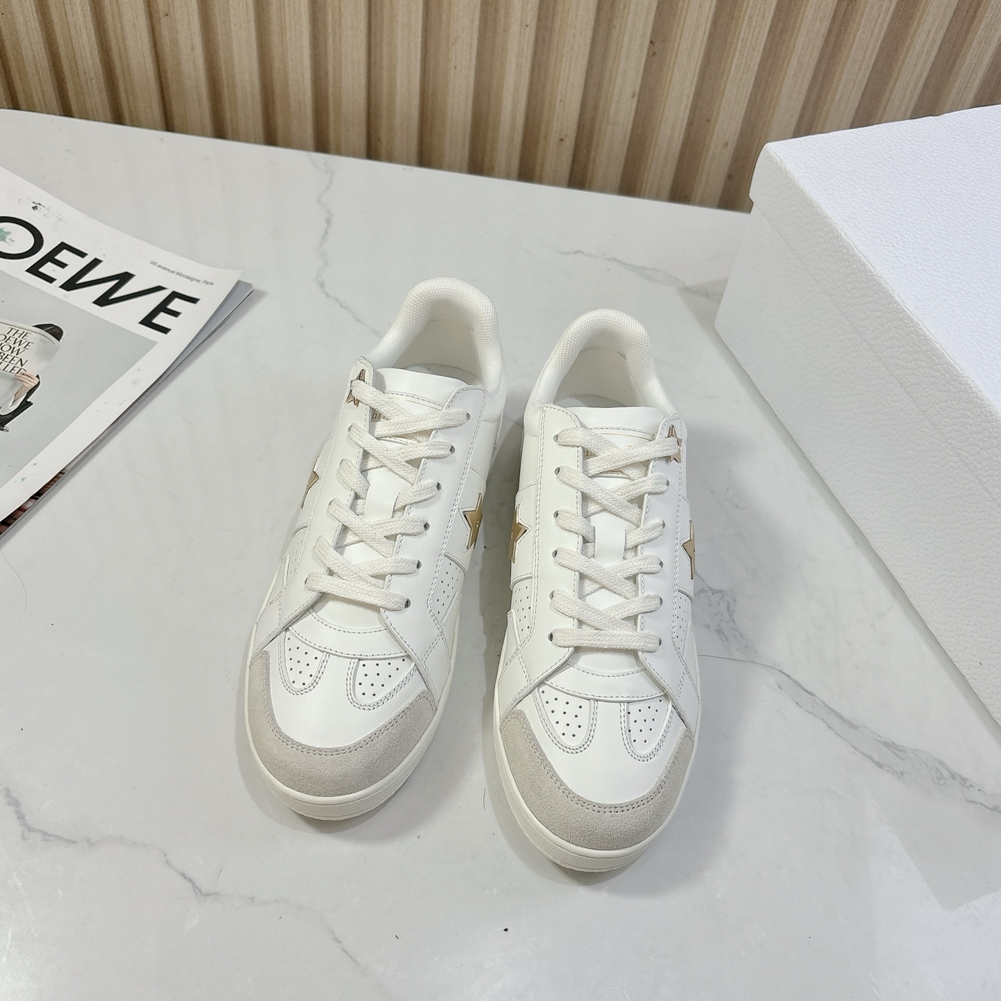 NO:482679,Full-top D*ior 2025vs early autumn latest hot casual white shoes series... [Pentagonal Star Thick Sole Casual Shoes] This D*ior Star sneaker continues its lasting outline and is carefully crafted from white cowhide leather, so it will be particularly comfortable to wear. It is decorated with suede inserts in the same color and metal stars to decorate the lace eyelets to enhance the style. The style is light and matched with the 'Christian D*ior' logo thin sole, suitable for all seasons, can be matched with various casual styles to add the finishing touch, classic and super durable... Fabric: Original custom cowhide Inner: Original custom breathable mesh Inner: Original custom breathable mesh injection molding Outsole: Original open mold TPU foamed sole Packaging: Original full package Size: 35-39 (40.41 custom-made non-return and exchange)  Color: Official website synchronous update, casual shoes/sports shoes, sneakers, cowhide19860909满帮D*ior2025vs早秋最新爆款休闲小白鞋系列……【五角星厚底休闲鞋】 这款D*ior Star运动鞋延续经久不衰的轮廓,采用白色牛皮革精心制作,所以上脚会特别的舒服,饰以同色调绒面革镶片金属星星装饰鞋带孔眼,提升格调,款式轻盈搭配“Christian D*ior”标志薄鞋底,四季皆宜,可与各式休闲造型搭配,增添点睛之笔,经典超耐看…… 面料:原版定制牛皮 内里:原版定制透气网料 垫脚:透气网注塑成型 大底:原版开模TPU发泡大底 包装:原版全套包装 码数:35-39（40.41定制不退换） 颜色:官网同步更新,休闲鞋/运动鞋,sneakers,cowhide,Women's Shoes