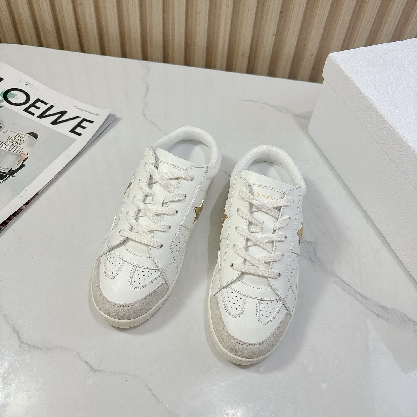 NO:482684,Semi-torch D*ior2025vs early autumn latest hot casual white shoes series... [Pentagonal Star Thick Sole Casual Shoes] This D*ior Star sneaker continues its lasting outline and is carefully crafted from white cowhide leather, so it will be particularly comfortable to wear. It is decorated with suede inserts in the same color and metal stars to decorate the lace eyelets to enhance the style. The style is light and matched with the 'Christian D*ior' logo thin sole, suitable for all seasons, can be matched with various casual styles to add the finishing touch, classic and super durable... Fabric: Original custom cowhide Inner: Original custom breathable mesh Inner: Original custom breathable mesh injection molding Outsole: Original open mold TPU foamed sole Packaging: Original full set of packaging Size: 35-39 (40.41 custom-made non-return and exchange)  Color: Official website synchronous update, casual shoes/sports shoes, sneakers, cowhide19860909半拖D*ior2025vs早秋最新爆款休闲小白鞋系列……【五角星厚底休闲鞋】 这款D*ior Star运动鞋延续经久不衰的轮廓,采用白色牛皮革精心制作,所以上脚会特别的舒服,饰以同色调绒面革镶片金属星星装饰鞋带孔眼,提升格调,款式轻盈搭配“Christian D*ior”标志薄鞋底,四季皆宜,可与各式休闲造型搭配,增添点睛之笔,经典超耐看…… 面料:原版定制牛皮 内里:原版定制透气网料 垫脚:透气网注塑成型 大底:原版开模TPU发泡大底 包装:原版全套包装 码数:35-39（40.41定制不退换） 颜色:官网同步更新,休闲鞋/运动鞋,sneakers,cowhide,Women's Shoes