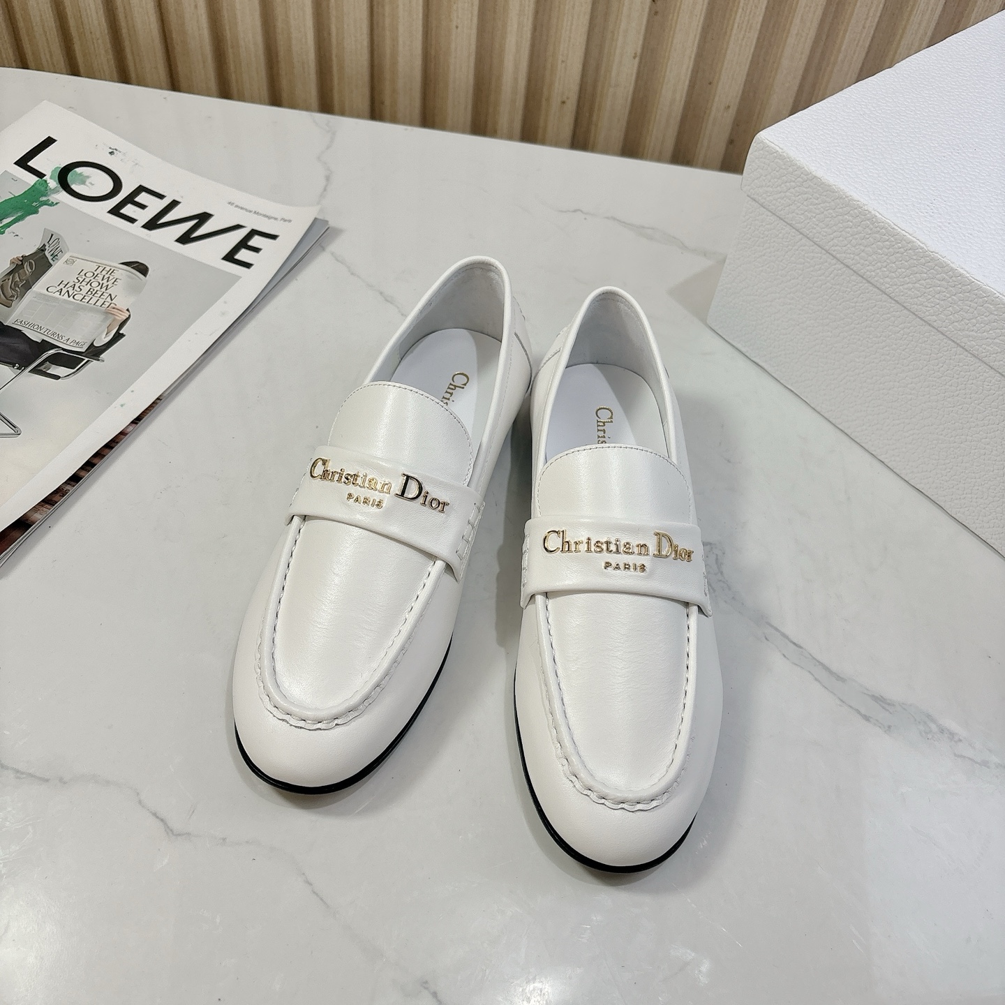 NO:482657,D*ior2025vs latest popular loafer single shoe series... [Letter button flat loafers] A beautiful shoe that major celebrities have planted grass, top version matching items is effortless and fashionable outfit. Elegant temperament, casual commuter office workers, fashionable streets, casual dates and casual casually. The front is decorated with the golden Christian Dior PARIS logo. Dior's extraordinary exquisite craftsmanship is reinterpreted. The classic design is reinterpreted. The quality is completely consistent with the counter. Fabric: original custom cowhide Inner: original custom sheepskin foot pad: sheepskin injection molding Outsole: original imported genuine leather sole Packaging: original full set of packaging Size: 35-39 (female 40.41 customization without return and exchange)  Color: Official website synchronous update, loafers, dior, loafers, cowhide, sheepskin, Leather soles19860909D*ior2025vs最新爆款乐福单鞋系列……【字母扣平底乐福鞋】 各大明星网红纷纷种草的一款美鞋、顶版搭配单品里就是毫不费力的时髦穿搭. 上脚气质 随性 通勤上班族 时髦街头.约会随意休闲. 正面饰以金色Christian Dior PARIS标志. 再融入 Dior 非凡的精湛工艺. 重新诠释经典设计.细节满满…品质完全与专柜一致. 面料: 原版定制牛皮 内里: 原版定制羊皮 垫脚:羊皮注塑成型 大底:原版进口真皮大底 包装:原版全套包装 码数:35-39（女40.41定制不退换） 颜色:官网同步更新,乐福鞋,dior,loafers,cowhide,sheepskin,Leather soles,Women's Shoes