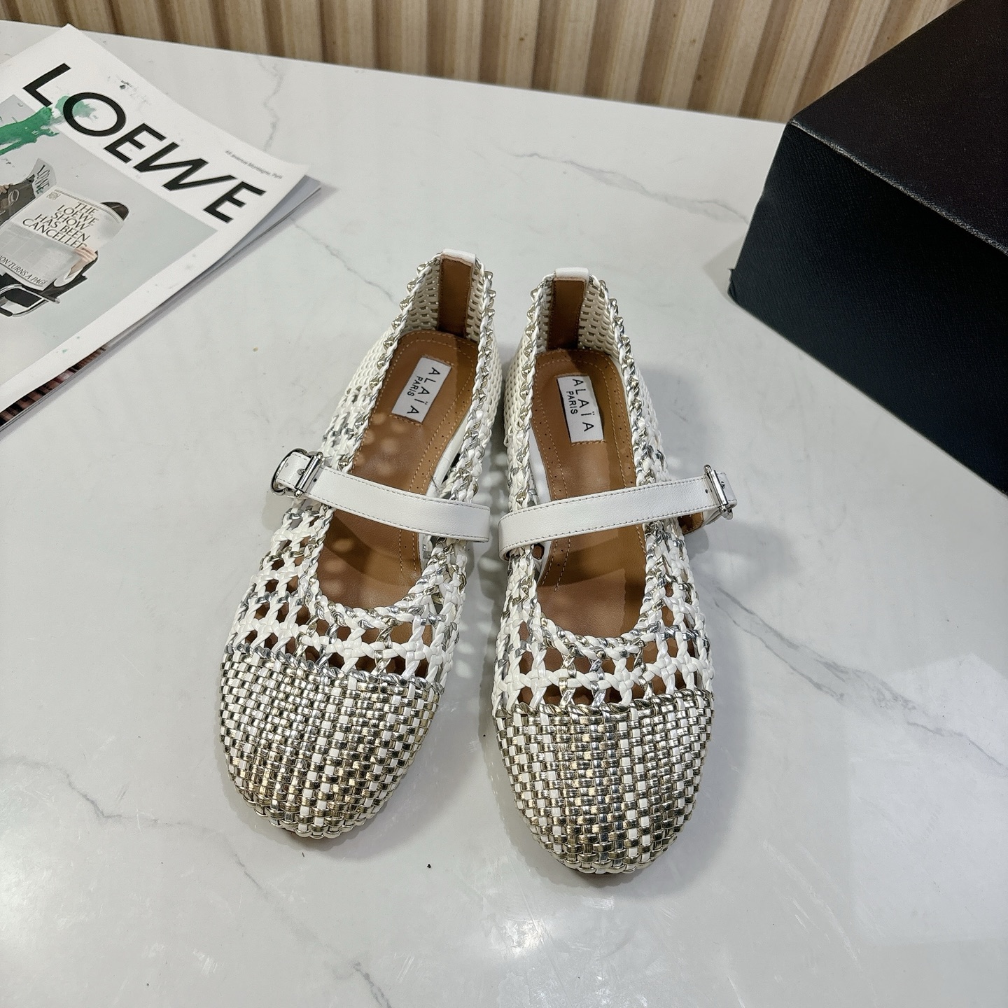 NO:482652,Niche ALAIA 2025vs latest hit single shoe series... [Round toe color-blocked braided single shoe] Alaya has another sexy side. It can be easily controlled with different styles and styles. Whether it is jeans, suit pants, or pleated skirts, it can enhance your outfit to fashion, elegance and excellence... Fabric: Original custom weaving Inner: Original custom weaving Fitting: Custom sheepskin Outsole: Original open mold rubber outsole Size: 36-39 (35.40.41.42 Customized without return and exchange) Packaging: Original full set of packaging Color: Synchronous update of official website, single shoes, alaia, skirts, jeans, business suit, sheepskin19860909小众ALAIA 2025vs最新爆款单鞋系列……【圆头拼色编织单鞋】 阿莱娅还有另外性感的一面 配上不同款式,不同风格都能轻松驾驭,无论牛仔裤,西装裤,还是百褶裙,都能将你的穿搭提升到时尚,优雅和卓越之中… 面料:原版定制编织 内里:原版定制编织 垫脚:定制羊皮 大底:原版开模橡胶大底 码数:36-39（35.40.41.42定制不退换） 包装:原版全套包装 颜色:官网同步更新,单鞋,alaia,skirts,jeans,business suit,sheepskin,Women's Shoes