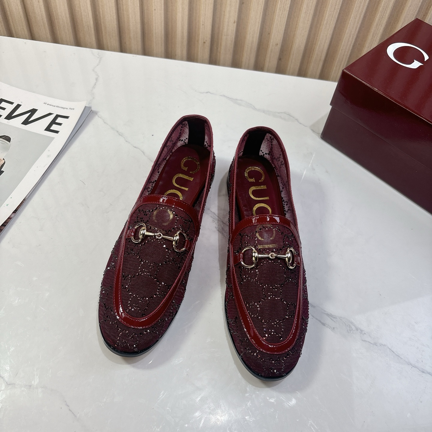 NO:482641,Rubber Sole Genuine Leather Sole 80 New GUCCi High-end Boutique Single Shoes V Gucci [Paint Leather G G Crystal] Net Diamond Luxury Crystal Loafers Top Purchase Quality!  The original version is replicated 1:1, and every detail has been carefully polished and carefully made. It can be compared with ZG, with the same quality as the ZG!  This series focuses on creating highlights of the items through details, and uses feminine details such as lace crystal and tulle to show the new concept of femininity. This loafer is carefully embellished with the whole body GG pattern, and uses shining crystal to create a stunning work to rejuvenate the charm of contemporary women. Original custom-made imported patent leather + imported silk screen + rhinestone GG full body crystal Inner/foot pad imported sheepskin lining Heel flat heel Size 35-42 Packaging full set of Encore burgundy original packaging, loafers semi-trailed loafers, gucci, gucci, loafers, sheepskin19860909橡胶底真皮底80 新款 GUCCi高端精品单鞋v古驰【漆皮G G水晶】网钻奢华水晶乐福鞋顶级代购品质！原版1:1复刻,毎个细节皆经过精心打磨细腻制作.可与ZG对比如一,无二品质！ 本系列尤为注重通过细节打造单品亮点,以蕾丝水晶和薄纱等富有女性魅力的细节,展现女性气质的新理念.这款乐福鞋精心点缀通体GG图案,运用闪耀动人的水晶打造令人惊艳的作品焕新诠释当代女性魅力 面料原版定制进口漆皮+ 进口丝网+水钻GG通体水晶 内里/垫脚进口羊皮里 鞋跟平跟 尺码35-42  包装全套安可拉酒红原包装,乐福鞋半拖,gucci,gucci,loafers,sheepskin,Women's Shoes