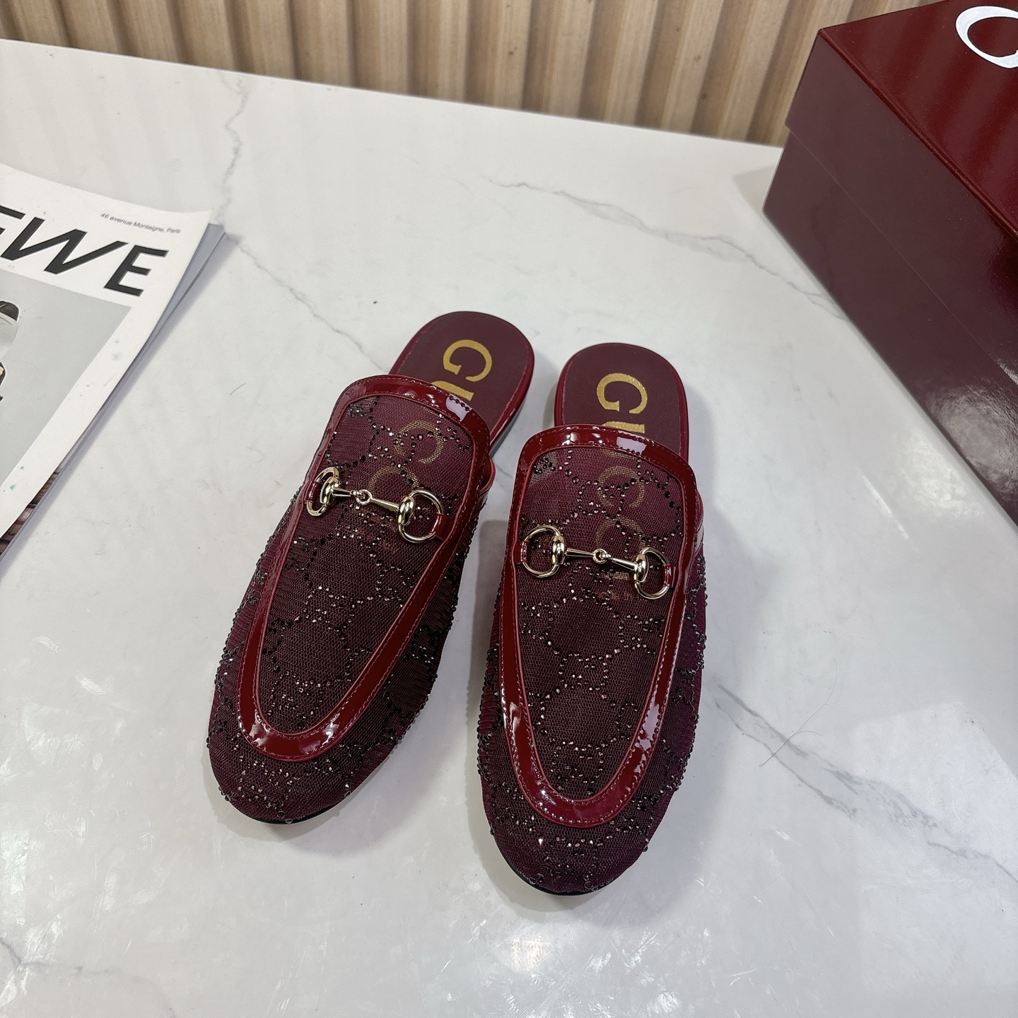 NO:482646,Rubber Sole Genuine Leather Sole 80 New GUCCi High-end Boutique Slippers Gucci [Paint Leather G G Crystal] Net Diamond Luxury Crystal Loafers Top Purchase Quality!  The original version is replicated 1:1, and every detail has been carefully polished and carefully made. It can be compared with ZG, with the same quality as the ZG!  This series focuses on creating highlights of the items through details, and uses feminine details such as lace crystal and tulle to show the new concept of femininity. This loafer is carefully embellished with the whole body GG pattern, and uses shining crystal to create a stunning work to revive the charm of contemporary women. Original custom-made imported patent leather + imported silk screen + rhinestone GG full body crystal Inner/foot pad imported sheepskin lining Heel flat heel Size 35-42 Packaging full set of Encore burgundy original packaging, loafers semi-trailed loafers, gucci, gucci, loafers, slippers, sheepskin19860909橡胶底真皮底80 新款 GUCCi高端精品拖鞋古驰【漆皮G G水晶】网钻奢华水晶乐福鞋顶级代购品质！原版1:1复刻,毎个细节皆经过精心打磨细腻制作.可与ZG对比如一,无二品质！ 本系列尤为注重通过细节打造单品亮点,以蕾丝水晶和薄纱等富有女性魅力的细节,展现女性气质的新理念.这款乐福鞋精心点缀通体GG图案,运用闪耀动人的水晶打造令人惊艳的作品焕新诠释当代女性魅力 面料原版定制进口漆皮+ 进口丝网+水钻GG通体水晶 内里/垫脚进口羊皮里 鞋跟平跟 尺码35-42  包装全套安可拉酒红原包装,乐福鞋半拖,gucci,gucci,loafers,slippers,sheepskin,Women's Shoes