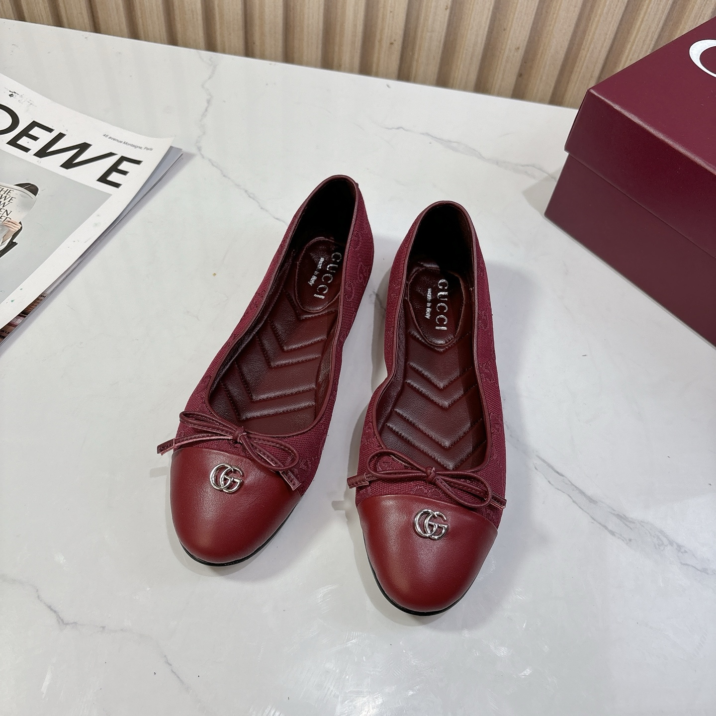 NO:482635,G*ucci Gu*chi 2025vs early autumn latest hit single shoe series... [Round head bow flat shoes] Original single quality Original European style, the foot is perfectly worn with this shoe, elegant and elegant, crystal clear, no matter the material of various accessories, it is unique to the home, and must be made from the original version at zero distance. The entire series is full of exciting and unexpected elements, the quality of different materials, the texture of the skin and the material expression of the skin, and has a strong artistic atmosphere... Upper: Custom imported sheepskin/double G jacquard fabric Inner: Custom imported sheepskin footbed: Custom imported sheepskin Outsole: Imported Italian original color genuine leather outsole Heel height: Flat sole Packaging: Original full package Size: 35-39 (40.41.42 Customized without return)  Color: Official website synchronous update, single shoes, sheepskin, Leather soles19860909G*ucci古*驰2025vs早秋最新爆款单鞋系列……【圆头蝴蝶结平底单鞋】 原单品质 原汁原味的欧式风格,上脚非常完美穿搭上配此鞋,优雅大方,晶莹剔透,无论种各配件材质,都是家独一比一定制,必到做原版零距离,整系个列都充了满令兴人奋意和外的元结素合,不同材的质,肌的理面的料表现,具有极的浓艺术气息…… 鞋面:定制进口羊皮/双G提花布料 内里:定制进口羊皮 垫脚:定制进口羊皮 大底:进口意大利原色真皮大底 跟高:平底 包装:原版全套包装 码数:35-39(40.41.42定制不退换) 颜色:官网同步更新,单鞋,sheepskin,Leather soles,Women's Shoes