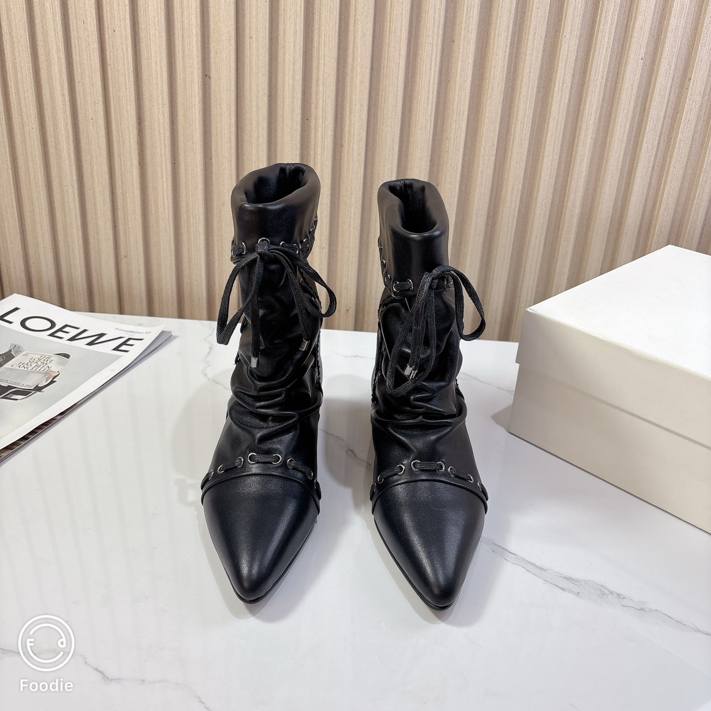 NO:482624,Cowhide untitlab 25vs new snow boot series... [Pointed bow wrinkled boots] same style as celebrities!  Brush Xiaohongshu is super soft and glutinous, continuing the classic big-head design, the arc-shaped toe has enough space to stretch and fit the foot shape. It adopts an adjustable buckle and flip-up design, making it easy to put on and take off... Fabric: Original custom cowhide Inner: Original custom sheepskin Foot pad: Original custom sheepskin Outsole: Original rubber non-slip sole Sole Thickness: Flat sole Size: 35-39 (female 40. Customized without return and exchange) Packaging: Original full package Color: Official website synchronous update, boots, boots, cowhide, sheepskin19860909牛皮untitlab 25vs新款雪地靴系列…【尖头蝴蝶结皱靴】 明星同款！刷爆小红书超级软糯糯 延续经典大头设计,圆弧形鞋头有足够的空间伸展贴合脚型.采用可调节扣加翻口设计,穿脱轻松… 面料:原版定制牛皮 内里:原版定制羊皮 垫脚:原版定制羊皮 大底:原版橡胶防滑大底 底厚:平底 码数:35-39（女40.定制不退换） 包装:原版全套包装 颜色:官网同步更新,靴子,boots,cowhide,sheepskin,Women's Shoes