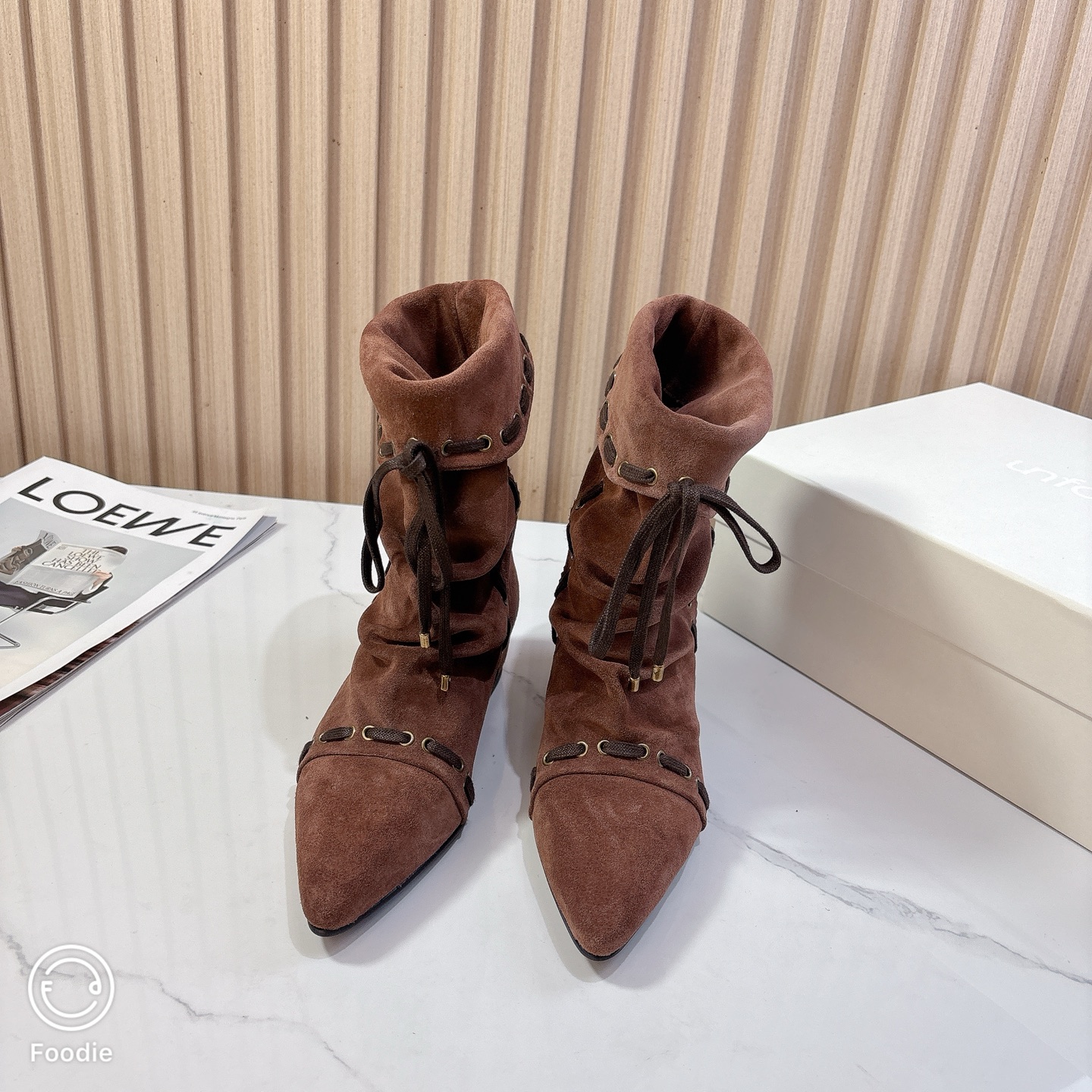 NO:482629,Niuziuntitlab 25vs new snow boot series... [Sharp-toe bow wrinkled boots] same style as celebrities!  Brush Xiaohongshu is super soft and glutinous, continuing the classic big-head design, the arc-shaped toe has enough space to stretch and fit the foot shape. It adopts an adjustable buckle and flip-up design, making it easy to put on and take off... Fabric: Original custom beef silhouette Inner: Original custom sheepskin Foot pad: Original custom sheepskin Outsole: Original rubber non-slip sole Sole Thickness: Flat sole Size: 35-39 (female 40. Customized without return and exchange) Packaging: Original full set of packaging Color: Official website synchronous update, boots, boots, sheepskin19860909牛猄untitlab 25vs新款雪地靴系列…【尖头蝴蝶结皱靴】 明星同款！刷爆小红书超级软糯糯 延续经典大头设计,圆弧形鞋头有足够的空间伸展贴合脚型.采用可调节扣加翻口设计,穿脱轻松… 面料:原版定制牛猄 内里:原版定制羊皮 垫脚:原版定制羊皮 大底:原版橡胶防滑大底 底厚:平底 码数:35-39（女40.定制不退换） 包装:原版全套包装 颜色:官网同步更新,靴子,boots,sheepskin,Women's Shoes