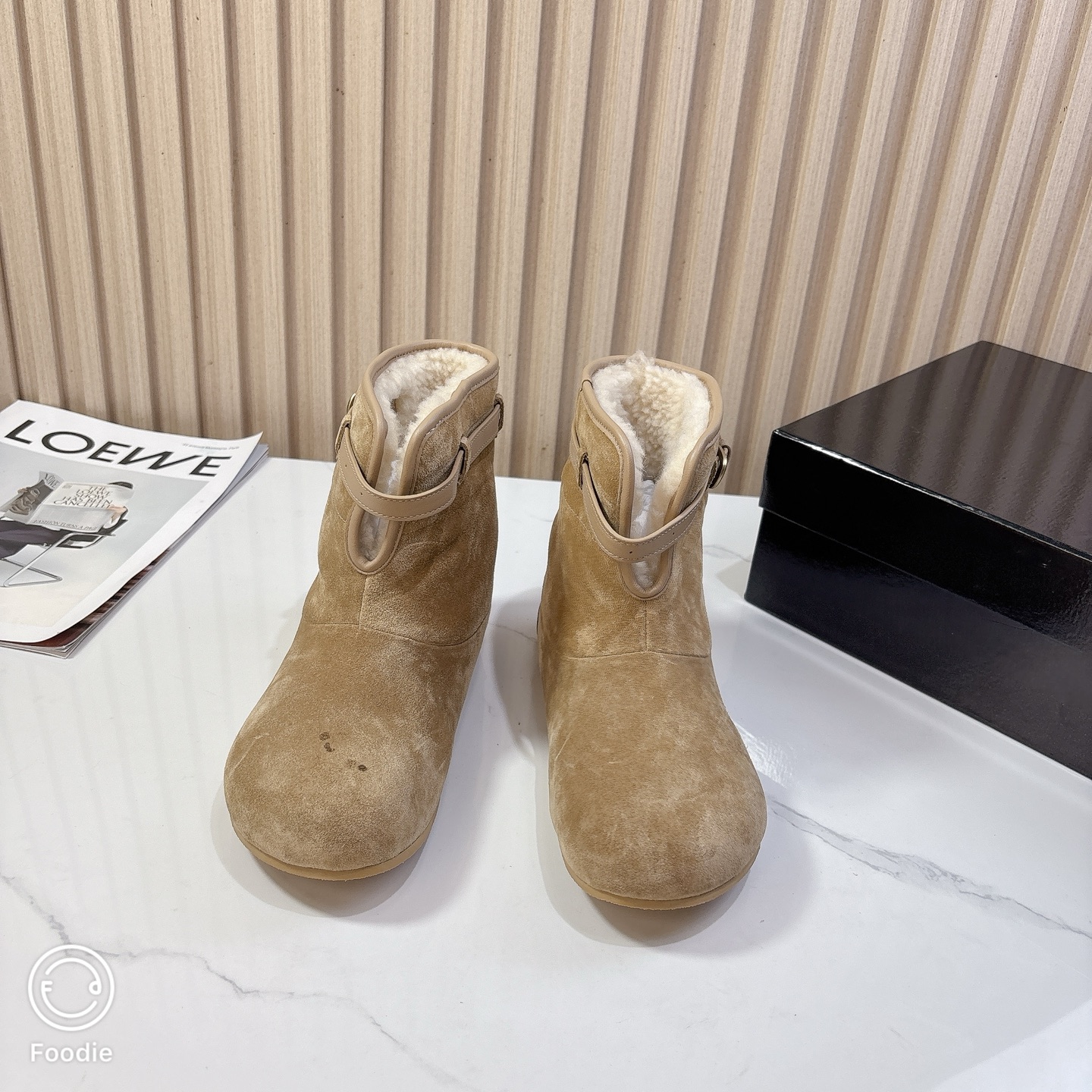 NO:482620,Untitlab niche trendy brand 25ss autumn and winter new style, round toe, snow boots, same style as stars!  Brush Xiaohongshu is super soft and glutinous, continuing the classic big-head design, and the arc-shaped toe has enough space to stretch and fit the foot shape. It adopts an adjustable buckle and flip-out design, making it easy to put on and take off. The upper uses original imported beef tiles/cowhide, inner foot pad wool, original customized rubber non-slip sole, size 35-39 (40 customized, non-return and exchange), snow boots, boots, cowhide19860909Untitlab 小众潮牌 25ss秋冬新款 圆头 雪地靴 明星同款！刷爆小红书超级软糯糯 延续经典大头设计,圆弧形鞋头有足够的空间伸展贴合脚型. 采用可调节扣加翻口设计,穿脱轻松一脚蹬 鞋面采用原版进口牛猄/牛皮 内里垫脚羊毛 鞋底原版定制橡胶防滑大底 码数35-39（40 定制不退换）,雪地靴,boots,cowhide,Women's Shoes