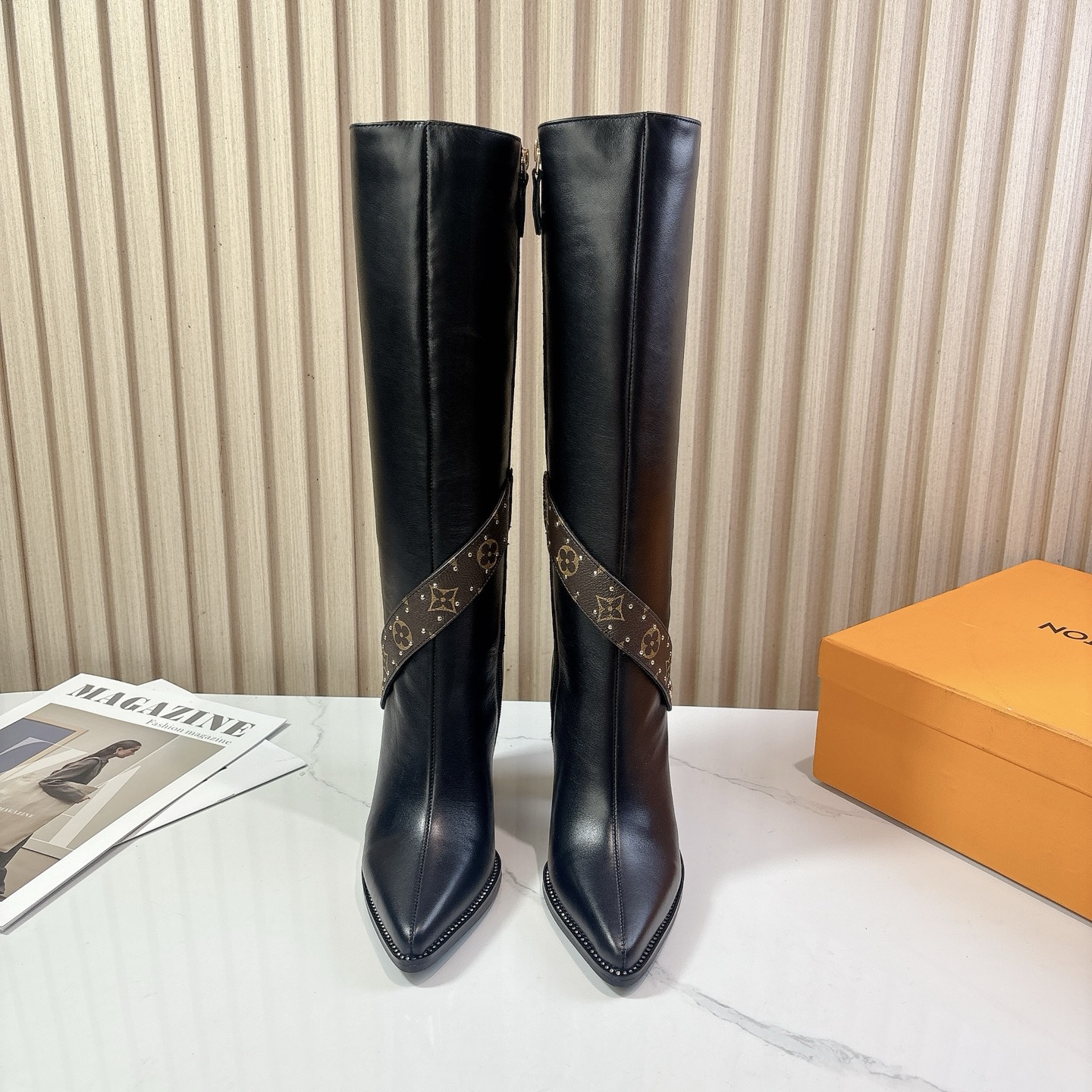 NO:482613,LV donkey pointy boots. Luxurious, simple and fashionable. Clean and neat style, must-have items for workplace style. The overall line of the shoe body is smooth, stretched legs. Imported upper full grain calfskin + woven calfskin (optional of two colors) Inner sheepskin lining wear-resistant rubber sole. Size 35-40 (40.41.42 custom-made without return) Heel height: 9.5, boots, louis vuitton, louis vuitton, louis vuitton, boots, cowhide, sheepskin19860909LV 驴家尖头长靴 . 奢华大气,简约时尚.干净利落的款式,职场造型必入单品.鞋身整体线条流畅,拉伸腿型 鞋面进口全粒面小牛皮+编织小牛皮（两色可选） 内里 羊皮里 鞋底耐磨橡胶底. 码数35-40（40.41.42定制不退换） 跟高:9.5,靴子,louis vuitton,louis vuitton,louis vuitton,boots,cowhide,sheepskin,Women's Shoes