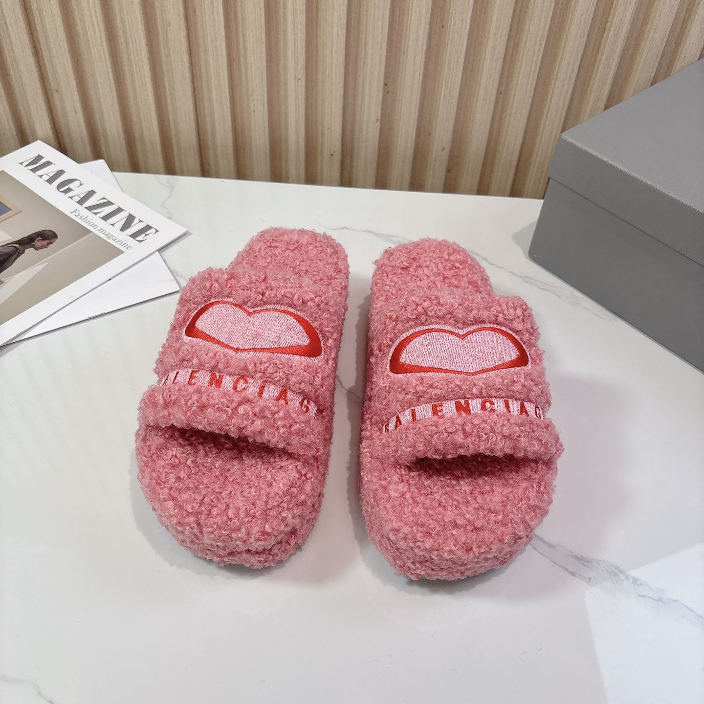 NO:482592,P thick sole Balenciaga 25ss autumn and winter trendy products, hair drag, upper letter pattern, electric embroidery logo embroidery craftsmanship!  Full of high-end feeling!  Very beautiful on the feet, fabric sheep curl (very soft and comfortable) original sole, non-slip and wear-resistant sole, thick 2cm 5cm Size#34-41 (women 34 40 41 customized, non-return and exchange), fur shoes, balenciaga, balenciaga, slippers19860909P厚底 Balenciaga 巴黎世家25ss 秋冬潮品 毛拖 鞋面字母图案、电绣徽标刺绣工艺！高级感满满当当！上脚特别漂亮 面料羊卷毛（非常柔软舒适） 鞋底原版防滑耐磨底 底厚2cm 5cm Size#34-41（女34 40 41 定制不退换）,毛毛鞋拖鞋,balenciaga,balenciaga,slippers,Women's Shoes