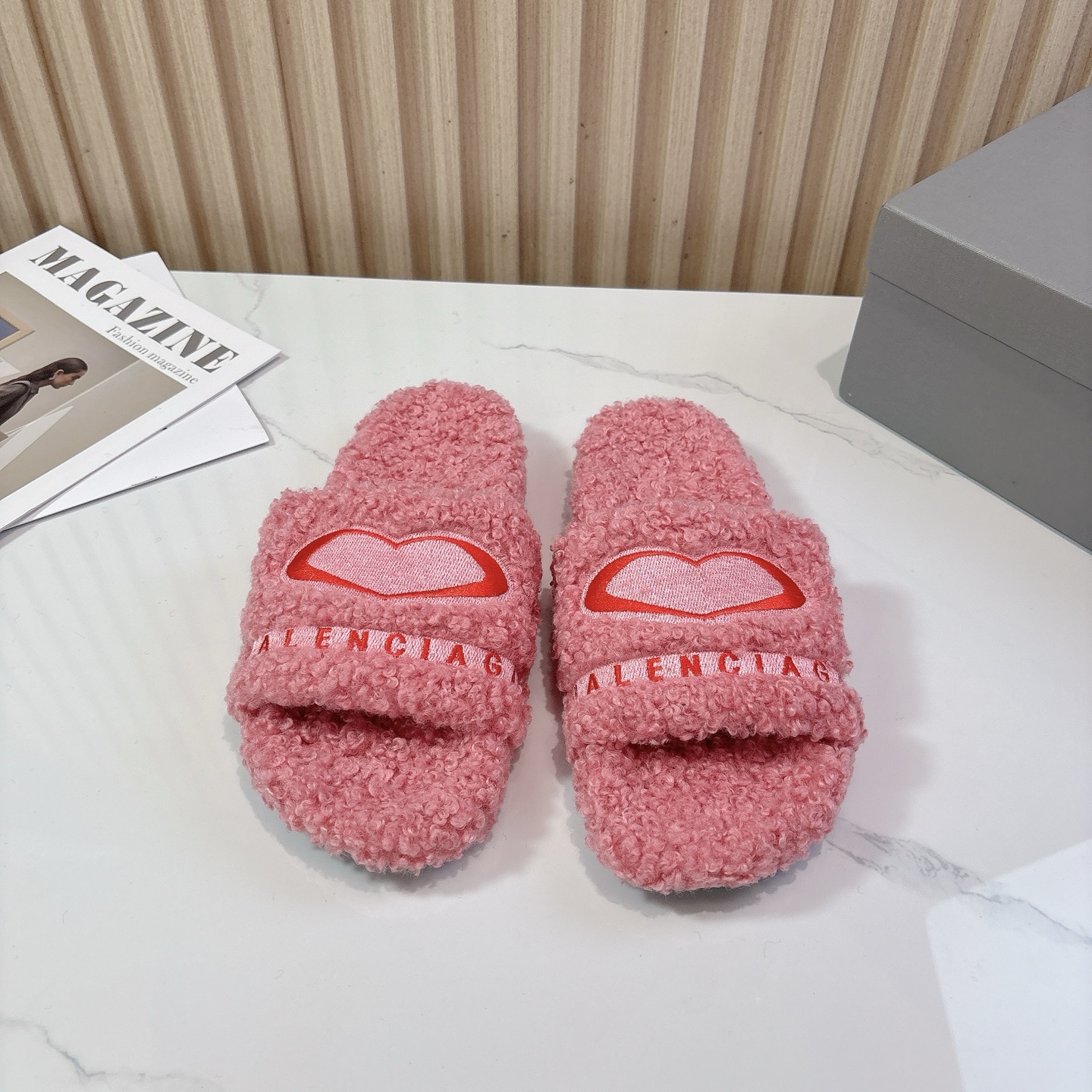 NO:482597,P thin sole Balenciaga 25ss autumn and winter trendy products, hair drag, upper letter pattern, electric embroidery logo embroidery craftsmanship!  Full of high-end feeling!  Very beautiful on the feet, fabric sheep curl (very soft and comfortable) original sole, non-slip and wear-resistant sole, thick 2cm 5cm Size#34-45 (women 34 40 41 men 39 45 customized, non-return and exchange), fur shoes, balenciaga, balenciaga, slippers19860909P薄底 Balenciaga 巴黎世家25ss 秋冬潮品 毛拖 鞋面字母图案、电绣徽标刺绣工艺！高级感满满当当！上脚特别漂亮 面料羊卷毛（非常柔软舒适） 鞋底原版防滑耐磨底 底厚2cm 5cm Size#34-45（女34 40 41 男39 45定制不退换）,毛毛鞋拖鞋,balenciaga,balenciaga,slippers,Women's Shoes