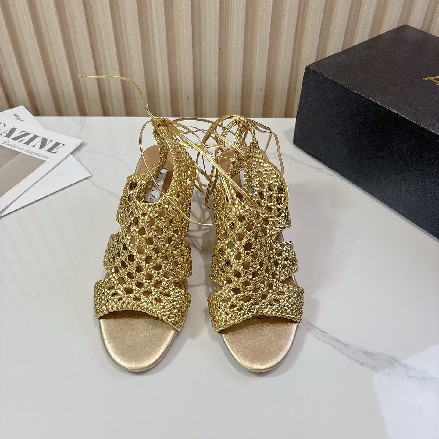 NO:482580,Niche ALAIA 2025 vs Early Autumn Sandwich Series... [Round head woven slope and sandwich] Needless to say, this brand is one of the most popular brands in the past two years, and almost everyone in the bloggers have a pair of them!  The spring season is coming, so I recommend this casual and design-oriented slipper. I feel like this flip flop is about to be popular!  Whether it is paired with jeans, linen leg pants or skirts, it can be very eye-catching!  A pair must be purchased!  Fabric: Custom braided material Inner: Custom braided material Foot pad: Custom sheepskin Outsole: Original open mold rubber outsole Heel height: 7.5cm Size: 36-39 (35.40.41.42 Customized without return or exchange), High heels sandals, alaia, sandals, high heels, slippers, skirts, jeans, sheepskin19860909小众ALAIA 2025vs早秋凉拖系列……【圆头编织坡跟凉拖】 这品牌这不用多说,是近两年最火之一的品牌,几乎博主人手一双！ 春天的季节就要到了,推荐这款随性又不乏设计感的拖鞋,这款人字拖鞋我感觉即将要爆火！ 无论是配牛仔裤,亚麻腿裤还是裙子都可以很亮眼！必须入手一双！ 面料:定制编织材料 内里:定制编织材料 垫脚:定制羊皮 大底:原版开模橡胶大底 跟高:7.5cm 码数:36-39（35.40.41.42定制不退换）,高跟鞋凉鞋,alaia,sandals,high heels,slippers,skirts,jeans,sheepskin,Women's Shoes