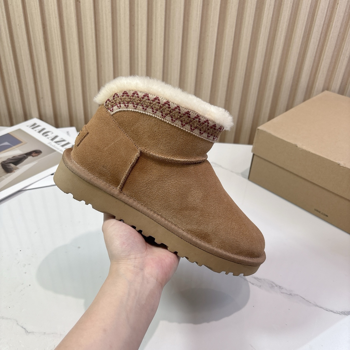 UGG~25vs秋冬爆款松糕雪地靴系列……一款不会撞衫的鞋子、简约的隔板设计➕上斑点的大底、鞋面真丝卷毛