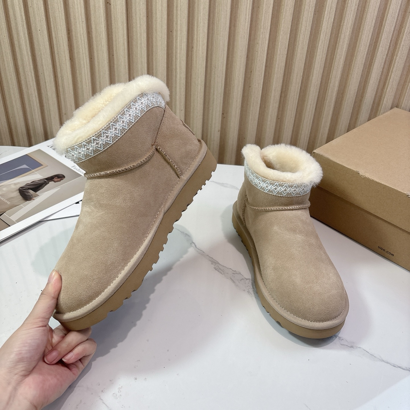 UGG~25vs秋冬爆款松糕雪地靴系列……一款不会撞衫的鞋子、简约的隔板设计➕上斑点的大底、鞋面真丝卷毛