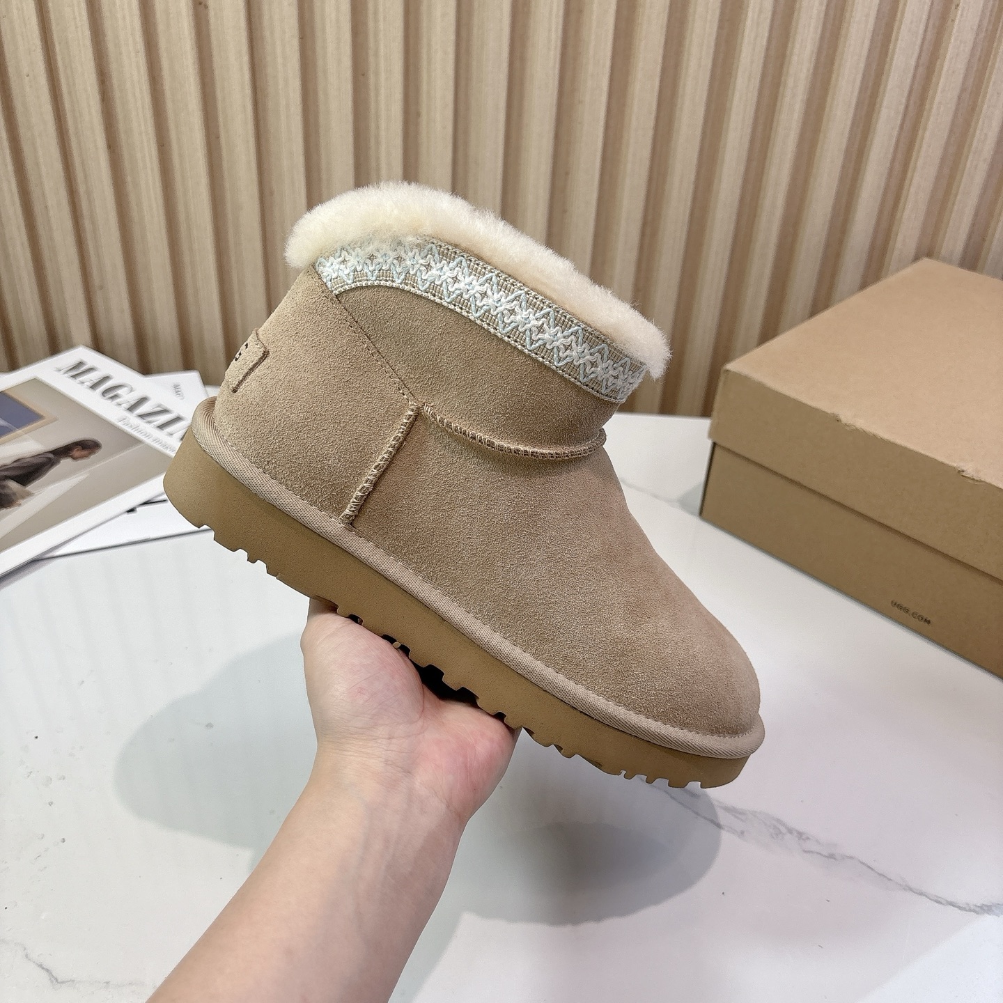 UGG~25vs秋冬爆款松糕雪地靴系列……一款不会撞衫的鞋子、简约的隔板设计➕上斑点的大底、鞋面真丝卷毛