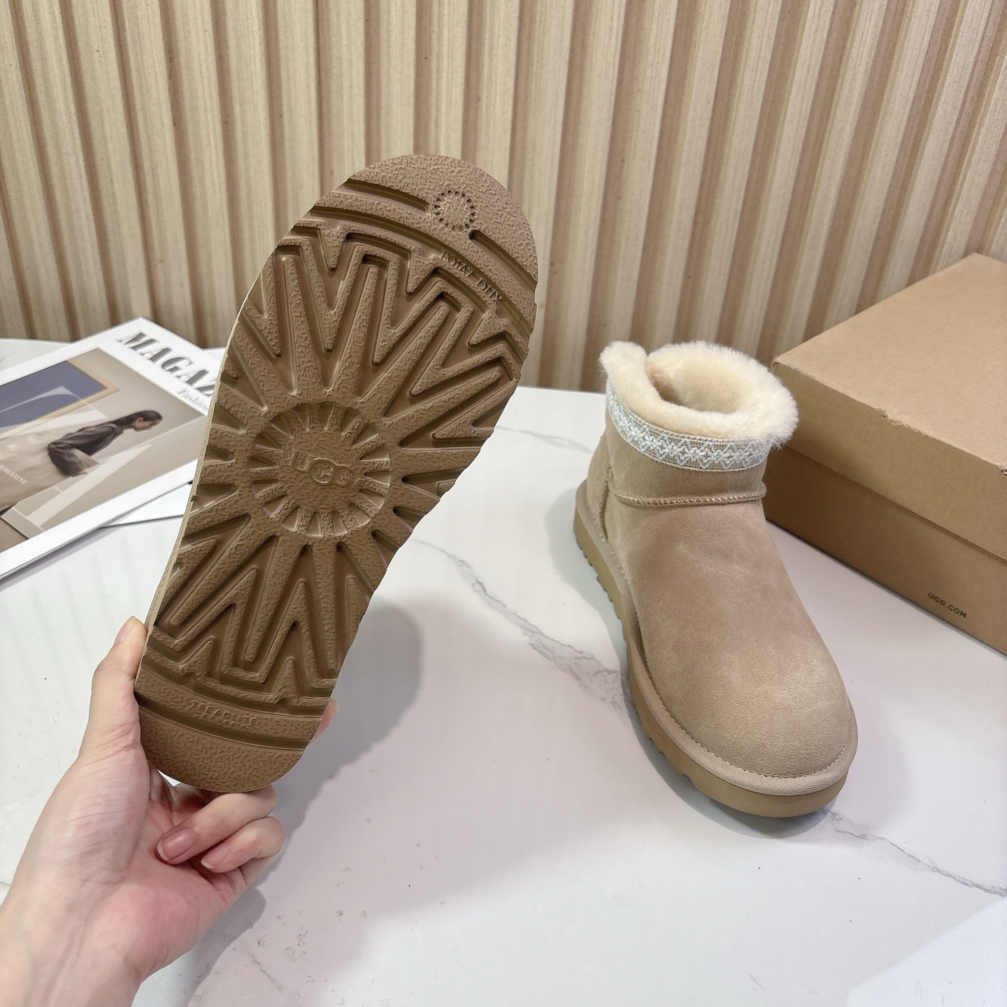 UGG~25vs秋冬爆款松糕雪地靴系列……一款不会撞衫的鞋子、简约的隔板设计➕上斑点的大底、鞋面真丝卷毛