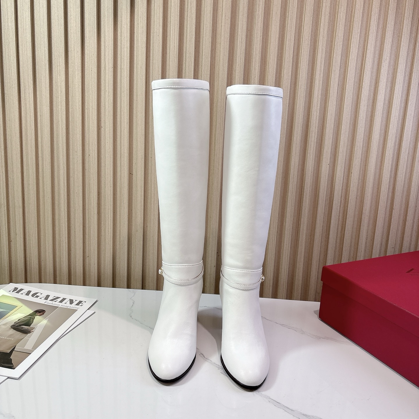 NO:491914,VALENTIN*O Warren*Tennu 25vs Autumn and Winter Counter Latest Fashion Boot Series... [Round Head High Boots] Woman Valentino loves simple and irresistible styles, and matches show unique styles of dressing, free mixing and matching, keeping up with the pace of European and American style fashion!  !  !  The top-level craftsmanship is perfectly presented, and the counter can be compared regardless of any detail. The best top-level goods can enter and exit the counter at will!  !  Fabric: Original custom cowhide Inner: Original custom cowhide Foot pad: Original custom cowhide Outsole: Original custom imported genuine leather outsole Heel height: 7.5cm Number of codes: 35-39 (40.41. Customized without return) Packaging: Original full package Color: Synchronous update of the official website, boots, valentino, valentino, boots, cowhide, Leather soles19860909VALENTIN*O华伦*天奴25vs秋冬专柜最新时装靴系列……【圆头一脚蹬高靴】 华伦天奴女士钟爱简约又难以抗拒系,搭配展现与众不同的穿搭风格、自由混搭闪耀到位跟紧欧美风时尚步伐！！！ 顶级工艺质感完美呈现,无论任何细节均可对比专柜,最好级别的顶级货,随意进出专柜！！ 面料:原版定制牛皮 内里:原版定制牛皮 垫脚:原版定制牛皮 大底:原版定制进口真皮大底 跟高:7.5cm 码数:35-39（40.41.定制不退换） 包装:原版全套包装 颜色:官网同步更新,靴子,valentino,valentino,boots,cowhide,Leather soles,Women's Shoes