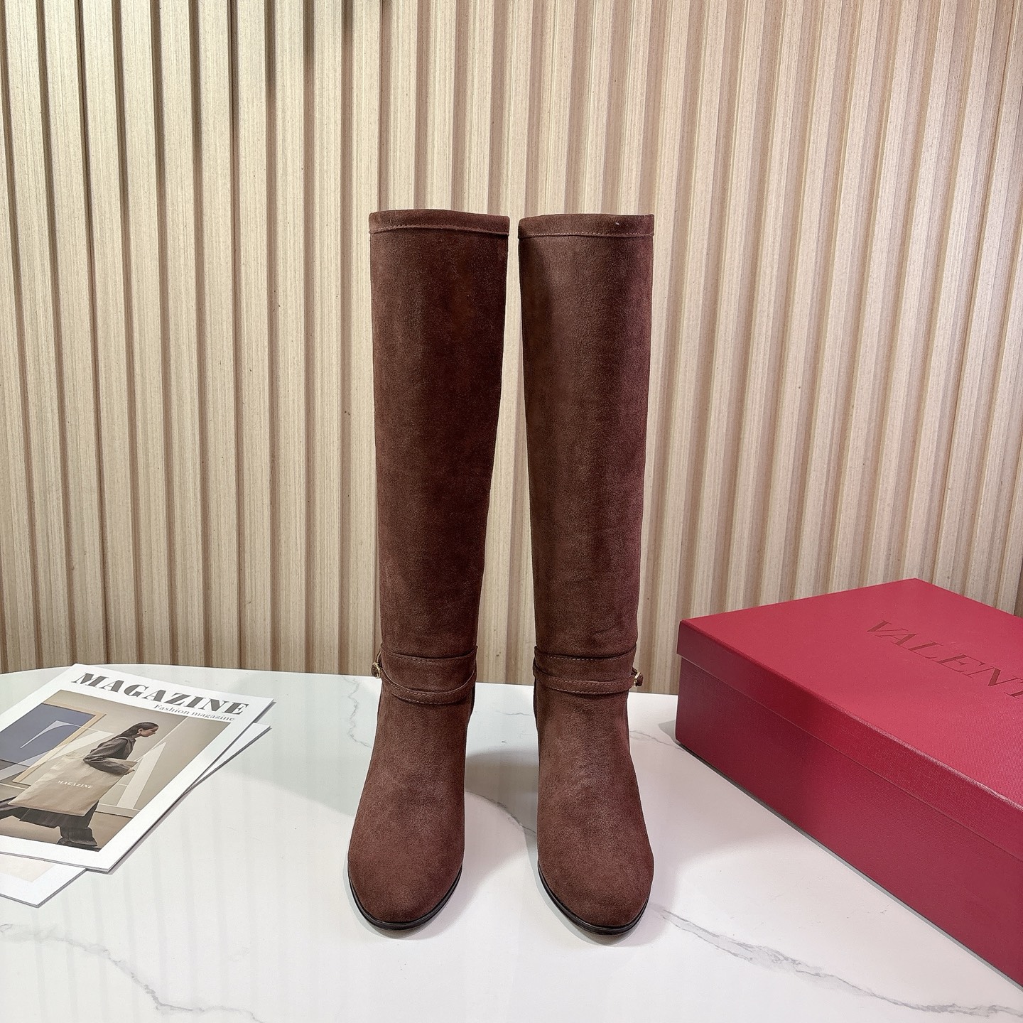 NO:491921,VALENTIN*O Warren*Tennu 25vs Autumn and Winter Counter Latest Fashion Boot Series... [Round Head High Boots] Woman Valentino loves simple and irresistible styles, and matches show unique styles of dressing, free mixing and matching, keeping up with European and American fashion pace!  !  !  The top-level craftsmanship is perfectly presented, and the counter can be compared regardless of any detail. The best top-level goods can enter and exit the counter at will!  !  Fabric: Original custom cashmere Inner: Original custom cowhide Foot pad: Original custom cowhide Outsole: Original custom imported genuine leather outsole Heel height: 7.5cm Number of codes: 35-39 (40.41. Customized without return) Packaging: Original full package Color: Synchronous update of the official website, boots, valentino, valentino, boots, cowhide, Leather soles19860909VALENTIN*O华伦*天奴25vs秋冬专柜最新时装靴系列……【圆头一脚蹬高靴】 华伦天奴女士钟爱简约又难以抗拒系,搭配展现与众不同的穿搭风格、自由混搭闪耀到位跟紧欧美风时尚步伐！！！ 顶级工艺质感完美呈现,无论任何细节均可对比专柜,最好级别的顶级货,随意进出专柜！！ 面料:原版定制羊绒 内里:原版定制牛皮 垫脚:原版定制牛皮 大底:原版定制进口真皮大底 跟高:7.5cm 码数:35-39（40.41.定制不退换） 包装:原版全套包装 颜色:官网同步更新,靴子,valentino,valentino,boots,cowhide,Leather soles,Women's Shoes