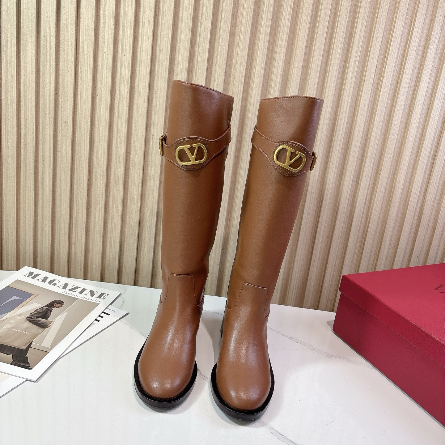 NO:491928,VALENTIN*O Warren*Tennu 25vs Autumn and Winter Counter Latest Fashion Boot Series... [Round Head High Boots] Woman Valentino loves simple and irresistible styles, and matches show unique styles of dressing, free mixing and matching, keeping up with European and American fashion pace!  !  !  The top-level craftsmanship is perfectly presented, and the counter can be compared regardless of any detail. The best top-level goods can enter and exit the counter at will!  !  Fabric: Original custom cowhide Inner: Original custom cowhide Foot pad: Original custom cowhide Outsole: Original custom leather combination bottom Heel height: 3.5cm Number of codes: 35-39 (40.41. Customized without return) Packaging: Original full set of packaging Color: Synchronous update of official website, boots, valentino, valentino, boots, cowhide19860909VALENTIN*O华伦*天奴25vs秋冬专柜最新时装靴系列……【圆头一脚蹬高靴】 华伦天奴女士钟爱简约又难以抗拒系,搭配展现与众不同的穿搭风格、自由混搭闪耀到位跟紧欧美风时尚步伐！！！ 顶级工艺质感完美呈现,无论任何细节均可对比专柜,最好级别的顶级货,随意进出专柜！！ 面料:原版定制牛皮 内里:原版定制牛皮 垫脚:原版定制牛皮 大底:原版定制真皮组合底 跟高:3.5cm 码数:35-39（40.41.定制不退换） 包装:原版全套包装 颜色:官网同步更新,靴子,valentino,valentino,boots,cowhide,Women's Shoes