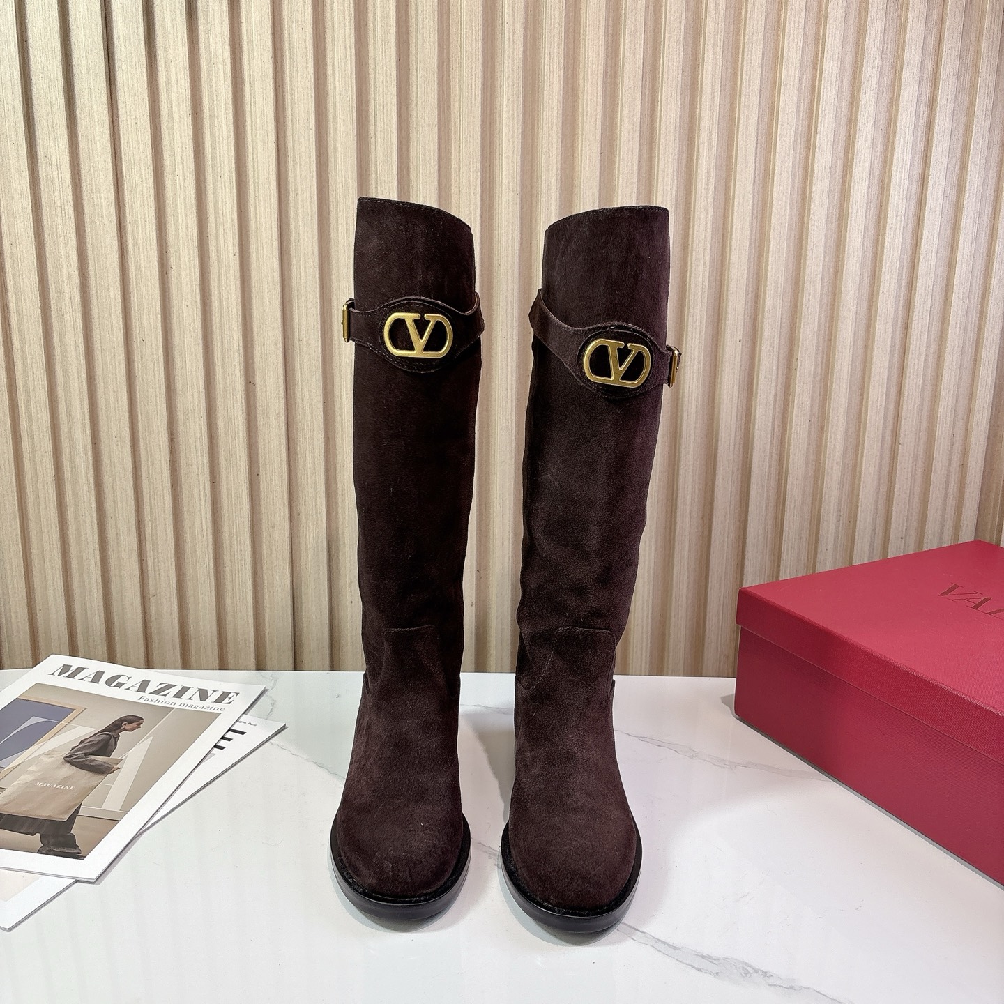 NO:491934,VALENTIN*O Warren*Tennu 25vs Autumn and Winter Counter Latest Fashion Boot Series... [Round Head High Boots] Woman Valentino loves simple and irresistible styles, and matches show unique styles of dressing, free mixing and matching, keeping up with the pace of European and American style fashion!  !  !  The top-level craftsmanship is perfectly presented, and the counter can be compared regardless of any detail. The best top-level goods can enter and exit the counter at will!  !  Fabric: Original custom cashmere Inner: Original custom cowhide Foot pad: Original custom cowhide Outsole: Original custom leather combination bottom Heel height: 3.5cm Number of codes: 35-39 (40.41. Customized without return) Packaging: Original full package Color: Synchronous update of the official website, boots, valentino, valentino, boots, cowhide19860909VALENTIN*O华伦*天奴25vs秋冬专柜最新时装靴系列……【圆头一脚蹬高靴】 华伦天奴女士钟爱简约又难以抗拒系,搭配展现与众不同的穿搭风格、自由混搭闪耀到位跟紧欧美风时尚步伐！！！ 顶级工艺质感完美呈现,无论任何细节均可对比专柜,最好级别的顶级货,随意进出专柜！！ 面料:原版定制羊绒 内里:原版定制牛皮 垫脚:原版定制牛皮 大底:原版定制真皮组合底 跟高:3.5cm 码数:35-39（40.41.定制不退换） 包装:原版全套包装 颜色:官网同步更新,靴子,valentino,valentino,boots,cowhide,Women's Shoes