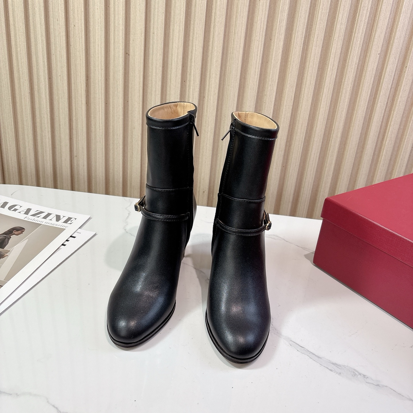 NO:491946,VALENTIN*O Valentin*Tennu 25vs Autumn and Winter Counter Latest Fashion Boot Series... [Round toe zipper boots] Valentinnu Ladies love simple and irresistible styles, and the matching shows unique styles of dressing, free mixing and matching is shining, keeping up with the pace of European and American style fashion!  !  !  The top-level craftsmanship is perfectly presented, and the counter can be compared regardless of any detail. The best top-level goods can enter and exit the counter at will!  !  Fabric: Original custom cowhide Inner: Original custom cowhide Foot pad: Original custom cowhide Outsole: Original custom imported genuine leather outsole Heel height: 7.5cm Number of codes: 35-39 (40.41. Customized without return) Packaging: Original full package Color: Synchronous update of the official website, boots, valentino, valentino, boots, cowhide, Leather soles19860909VALENTIN*O华伦*天奴25vs秋冬专柜最新时装靴系列……【圆头拉链短靴】 华伦天奴女士钟爱简约又难以抗拒系,搭配展现与众不同的穿搭风格、自由混搭闪耀到位跟紧欧美风时尚步伐！！！ 顶级工艺质感完美呈现,无论任何细节均可对比专柜,最好级别的顶级货,随意进出专柜！！ 面料:原版定制牛皮 内里:原版定制牛皮 垫脚:原版定制牛皮 大底:原版定制进口真皮大底 跟高:7.5cm 码数:35-39（40.41.定制不退换） 包装:原版全套包装 颜色:官网同步更新,靴子,valentino,valentino,boots,cowhide,Leather soles,Women's Shoes